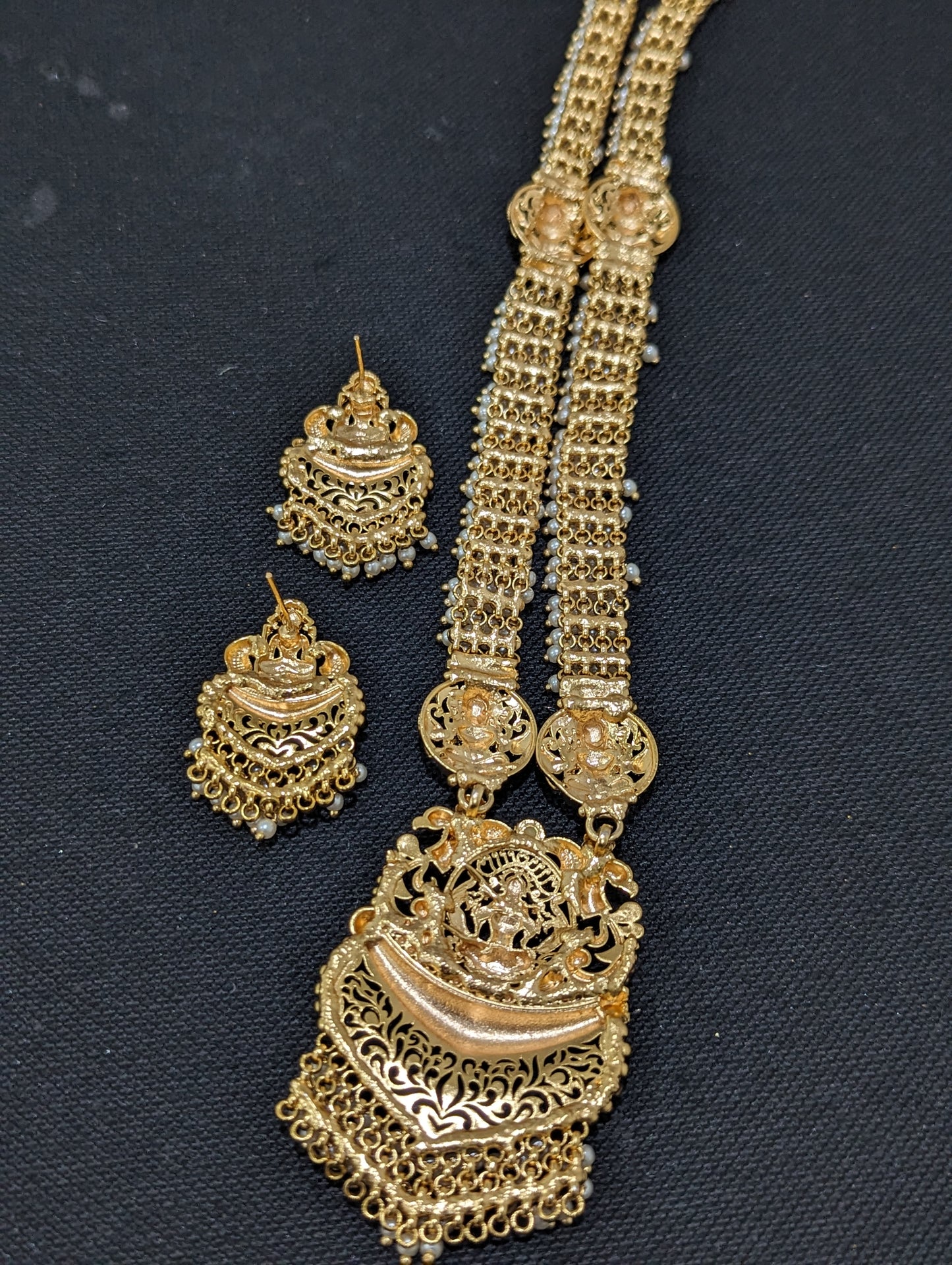 Goddess Lakshmi Long Haar and Stud set