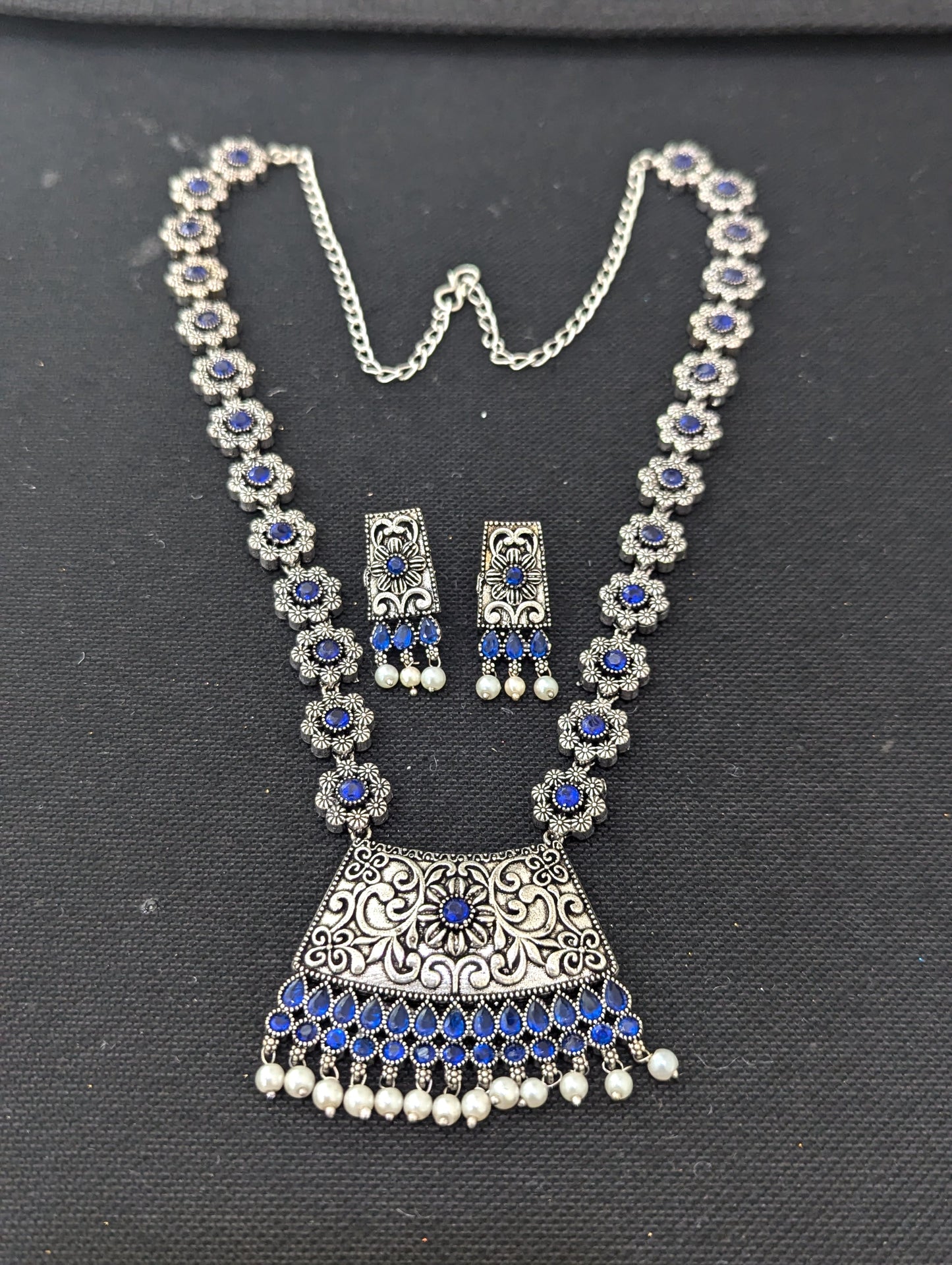Oxidized Silver Rhombus design necklace and earrings set