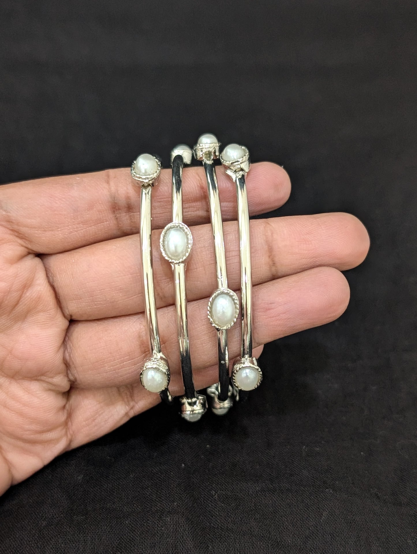 Bright Silver plated - Set of 4 bangles - Oval design