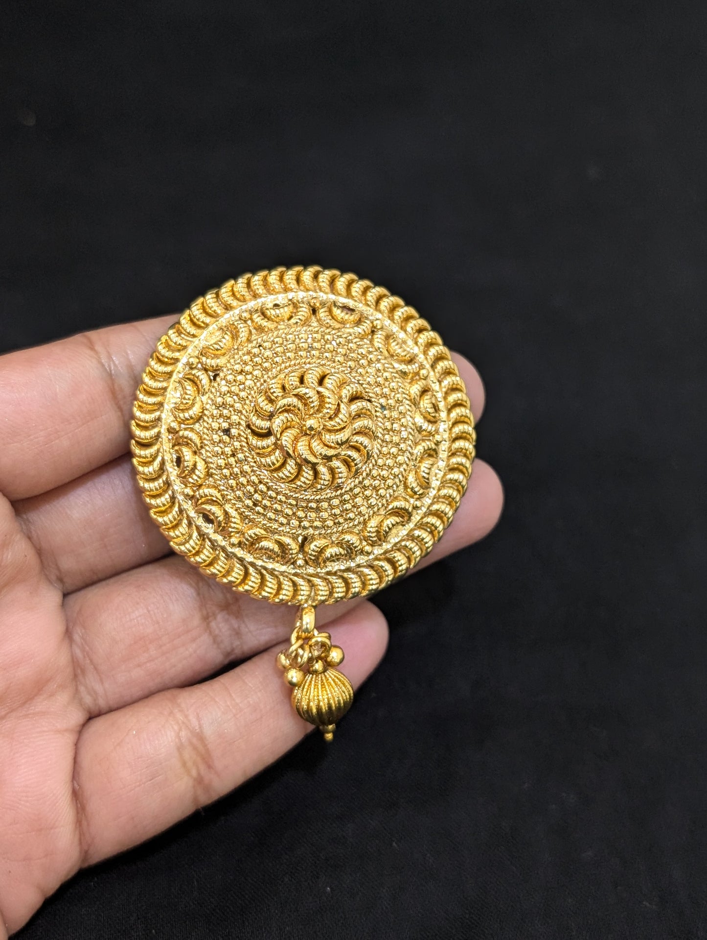 Gold plated Round design Saree Brooch