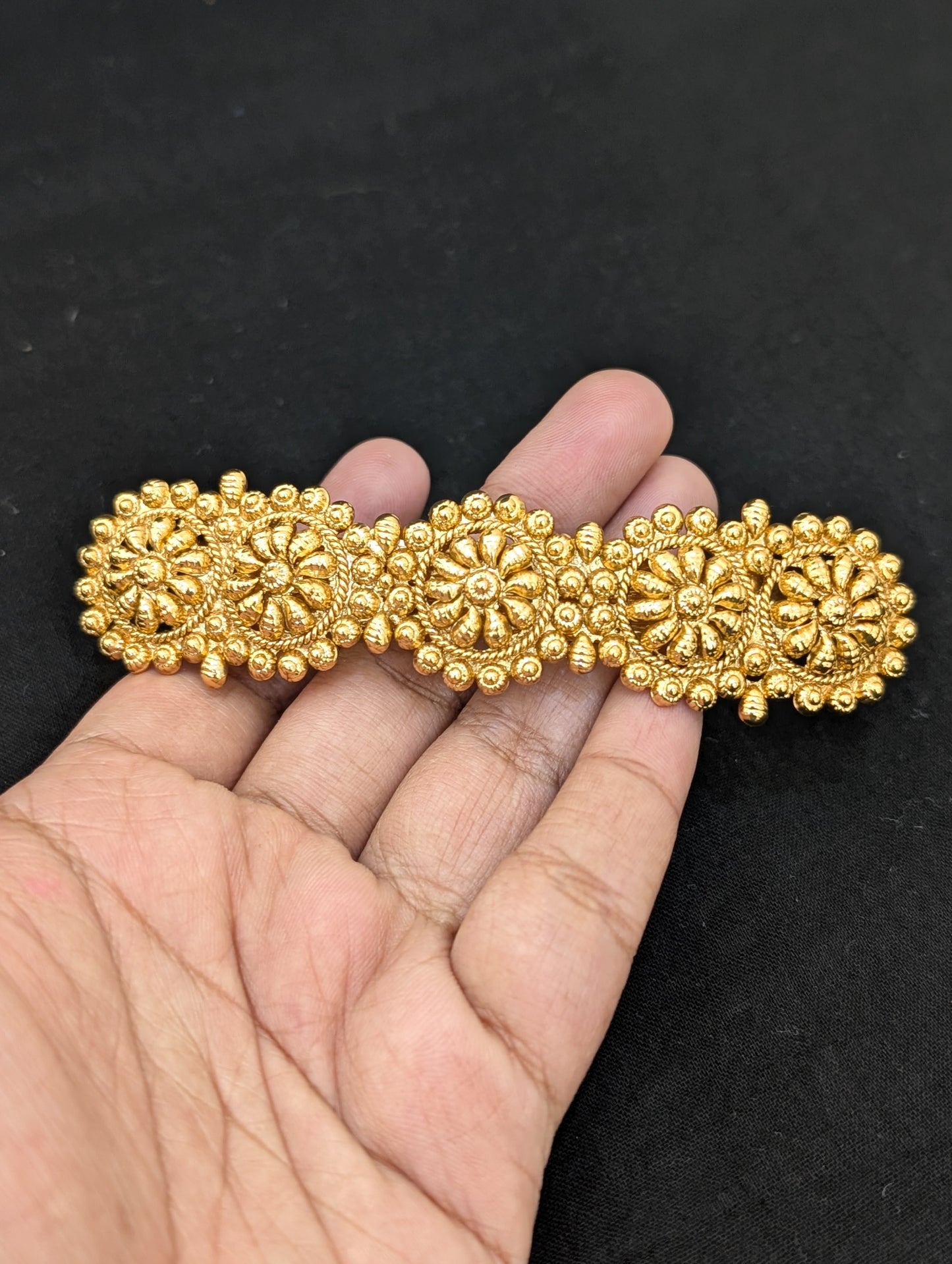 5 Round Flower design gold plated medium hair clip