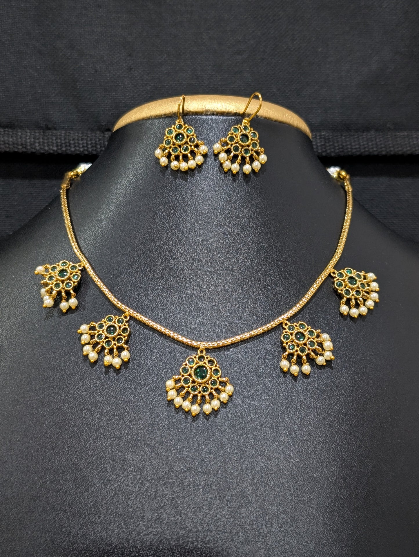 Minimalistic Green Kemp Choker Necklace set