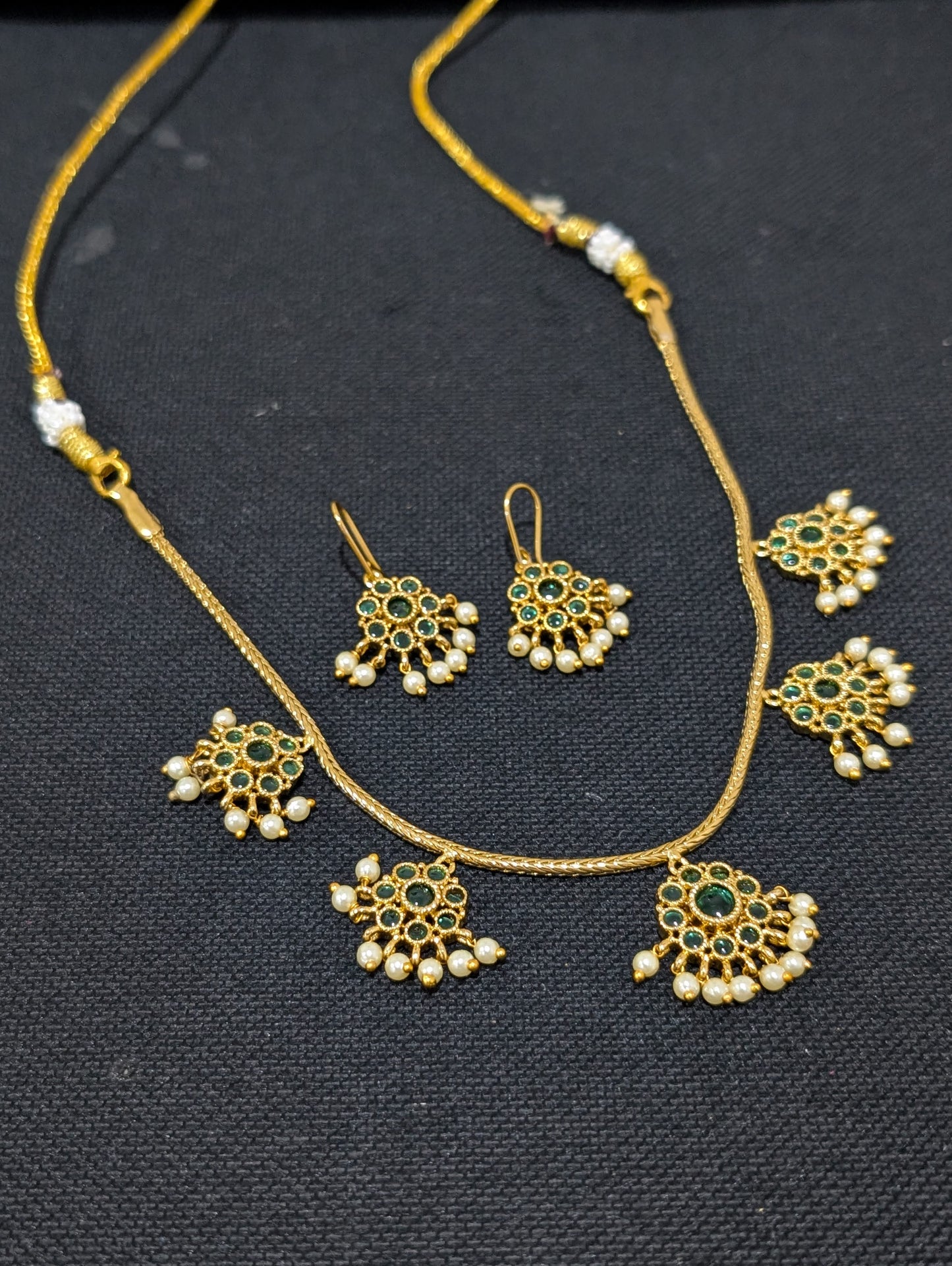 Minimalistic Green Kemp Choker Necklace set