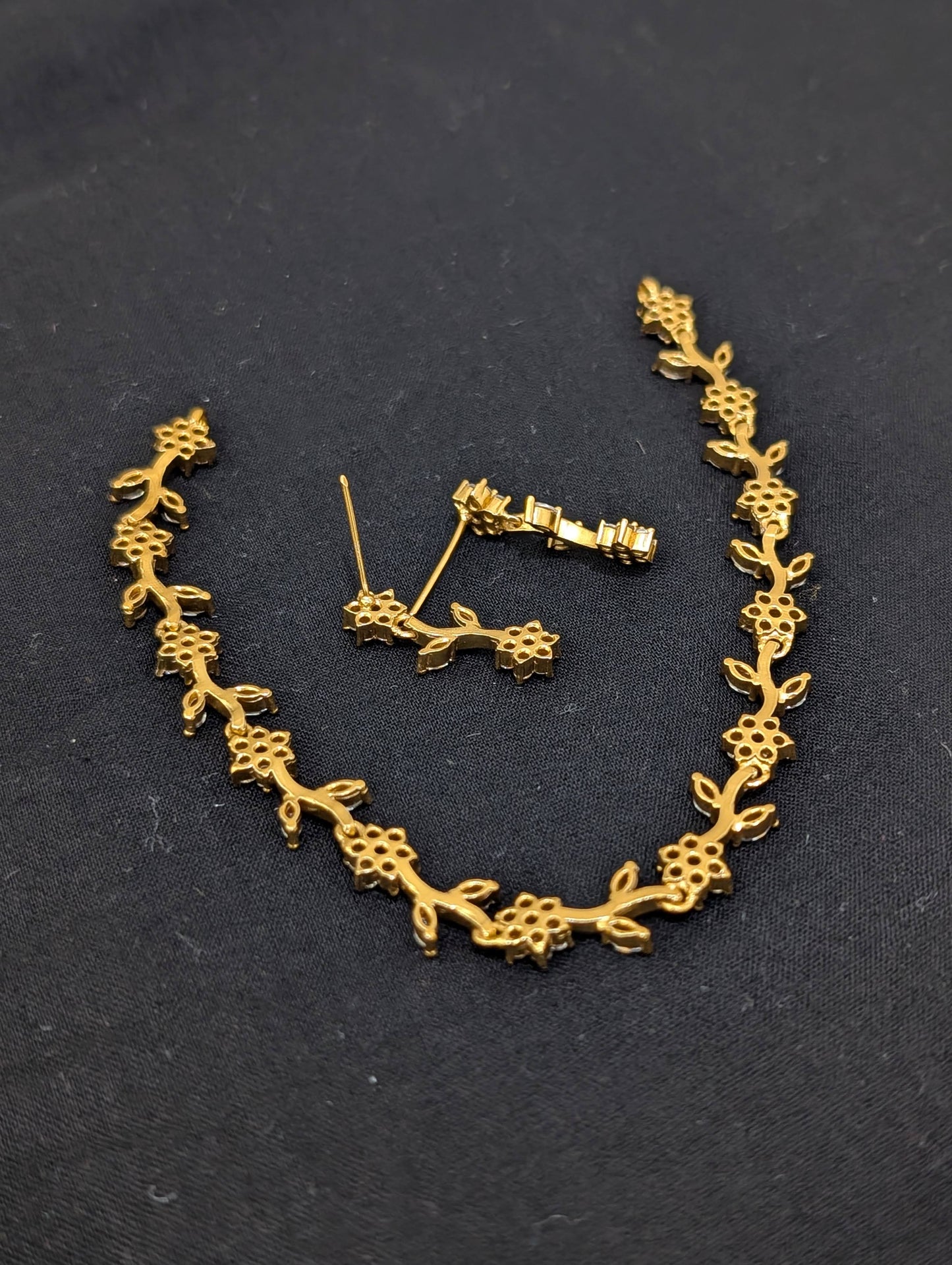 Minimalistic Leaf Choker Necklace set
