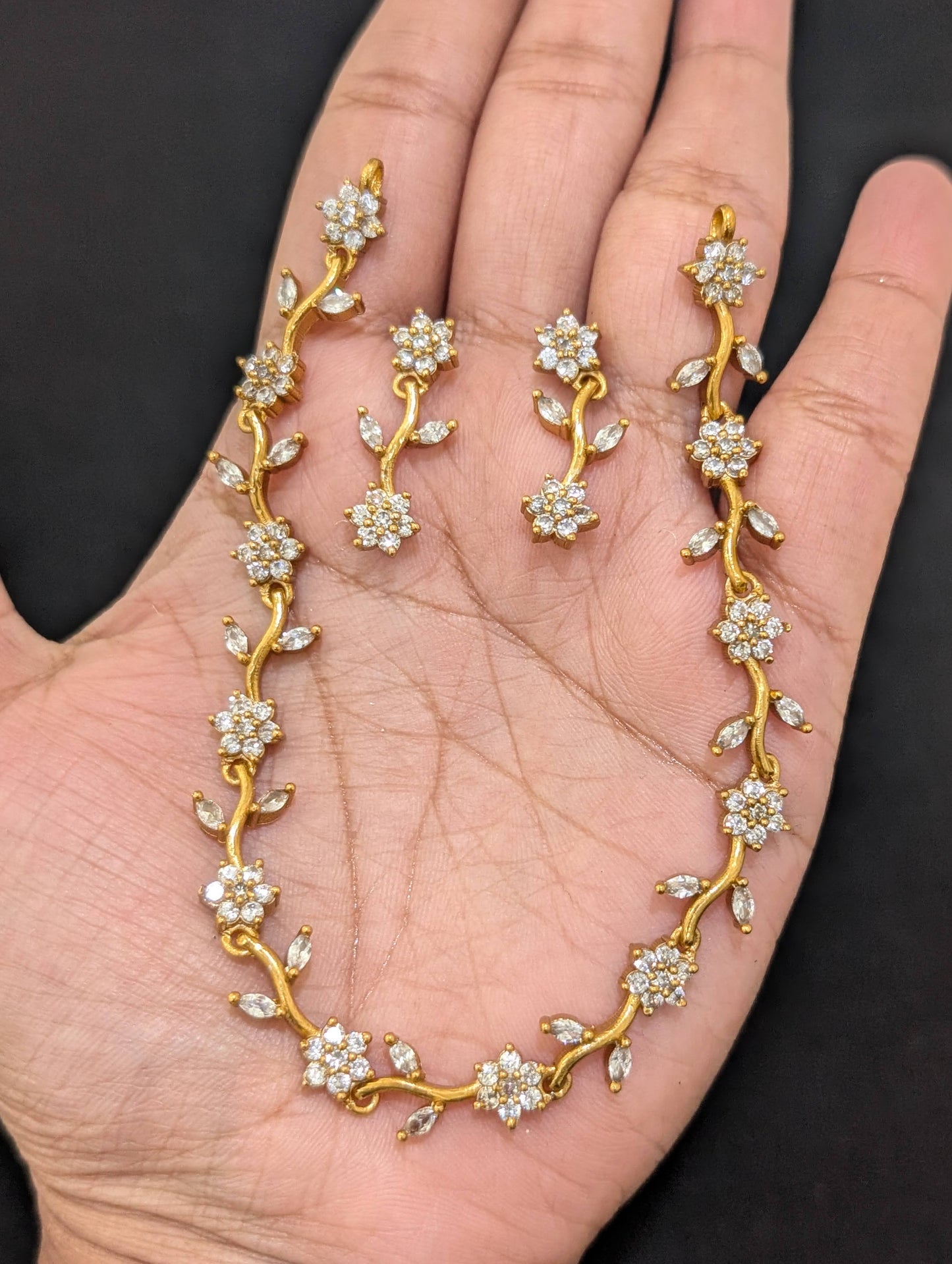 Minimalistic Leaf Choker Necklace set