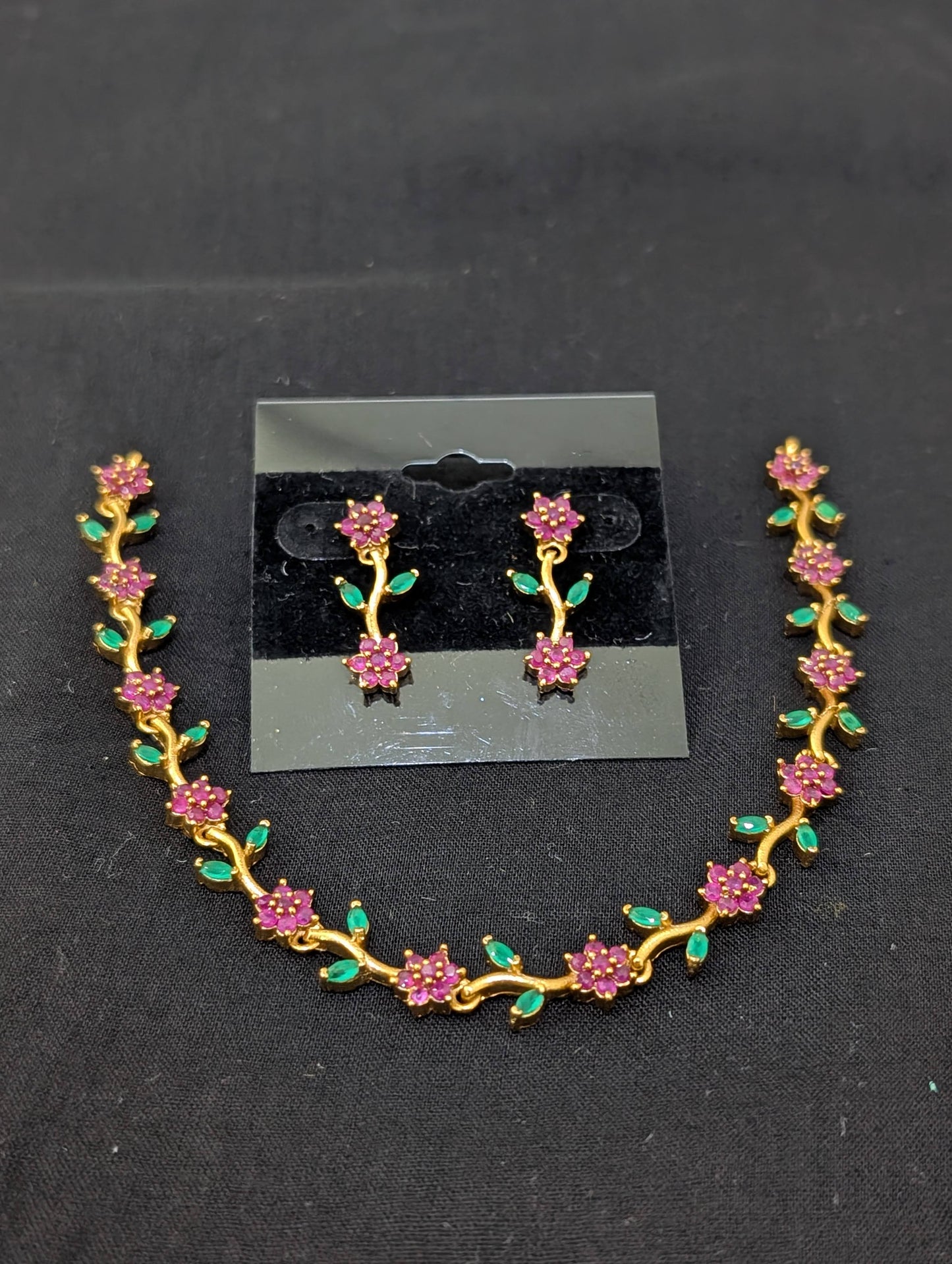 Minimalistic Leaf Choker Necklace set