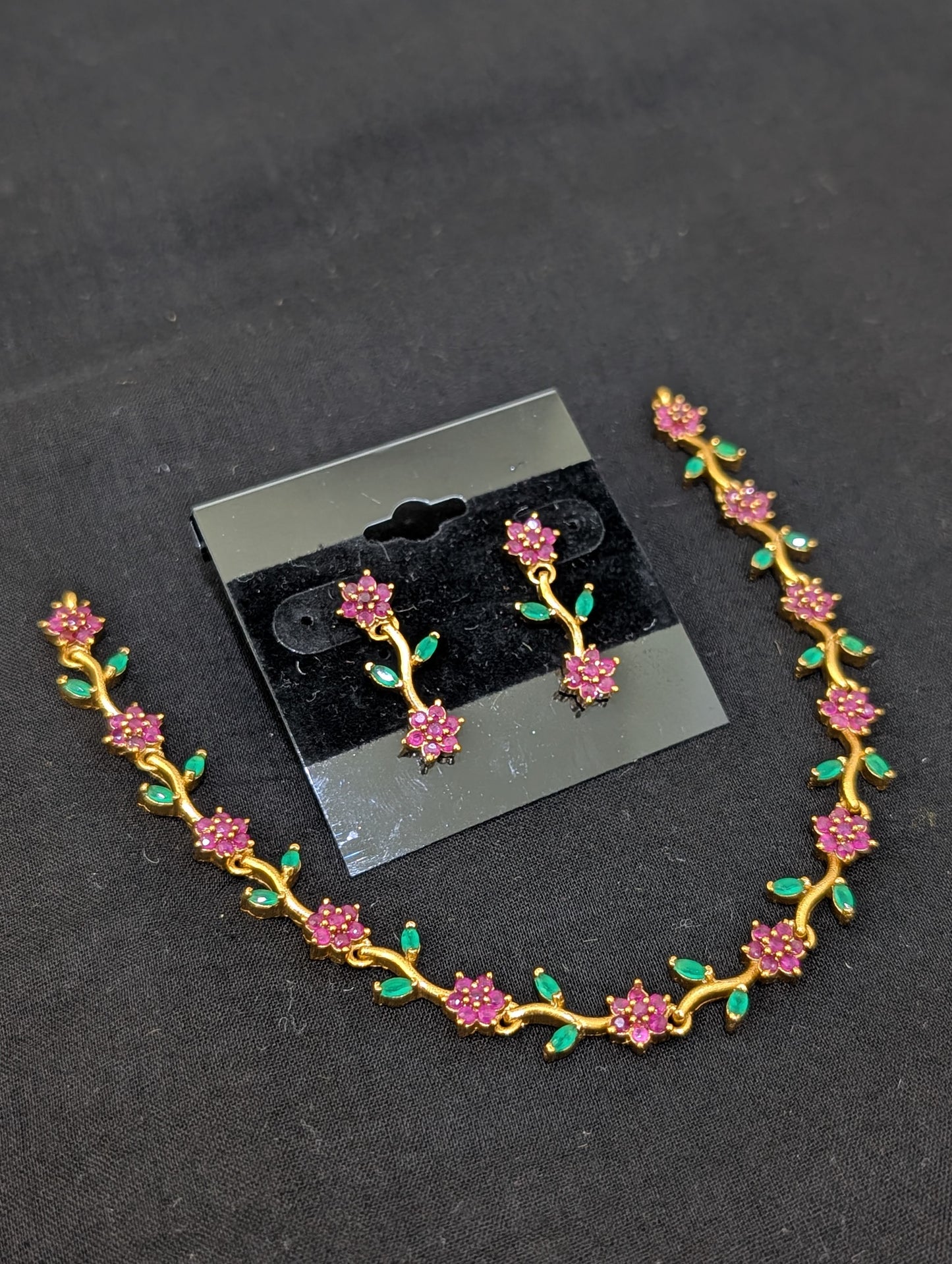Minimalistic Leaf Choker Necklace set