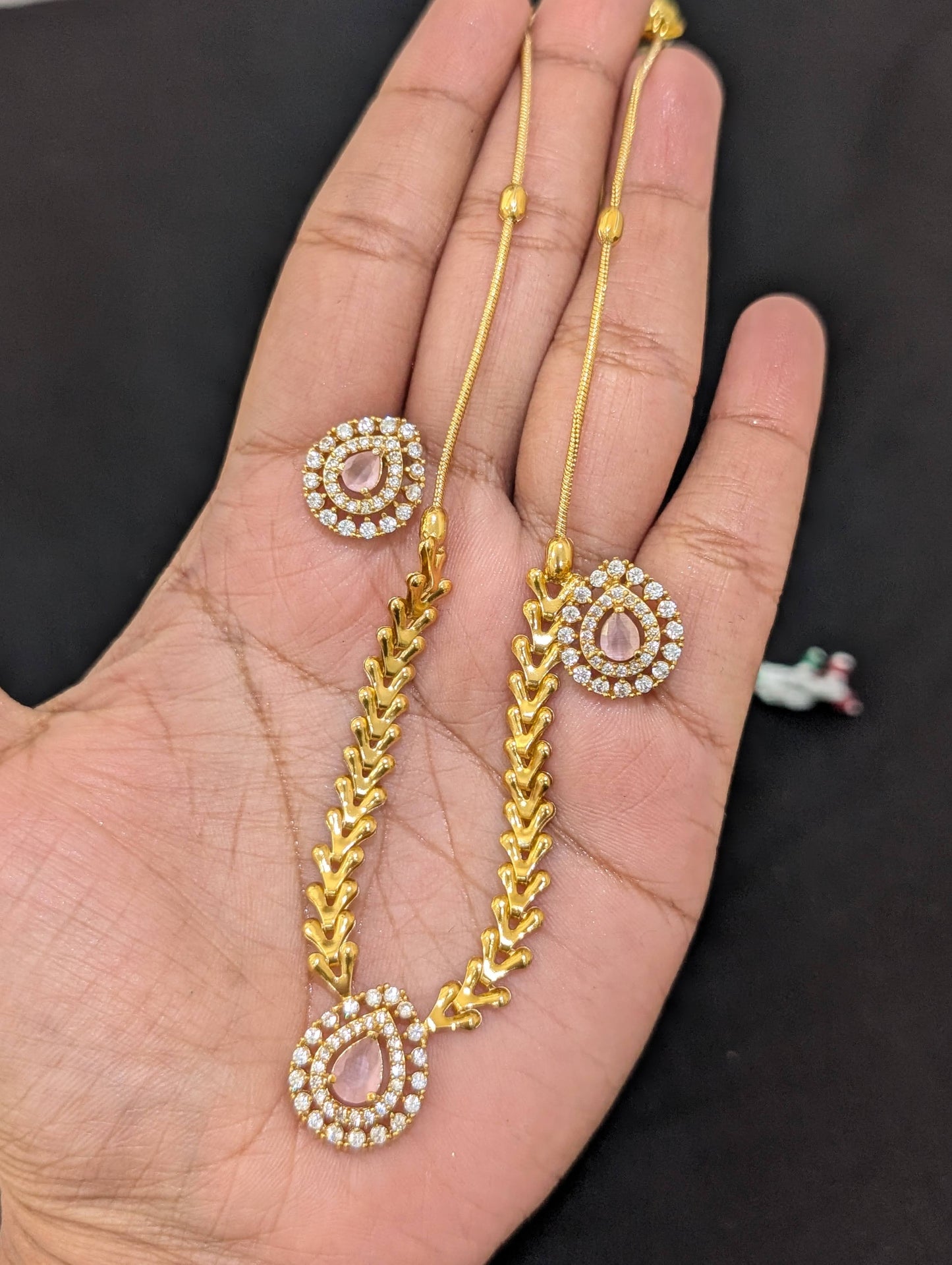 Minimalistic Teardrop Pendnat Choker Necklace set