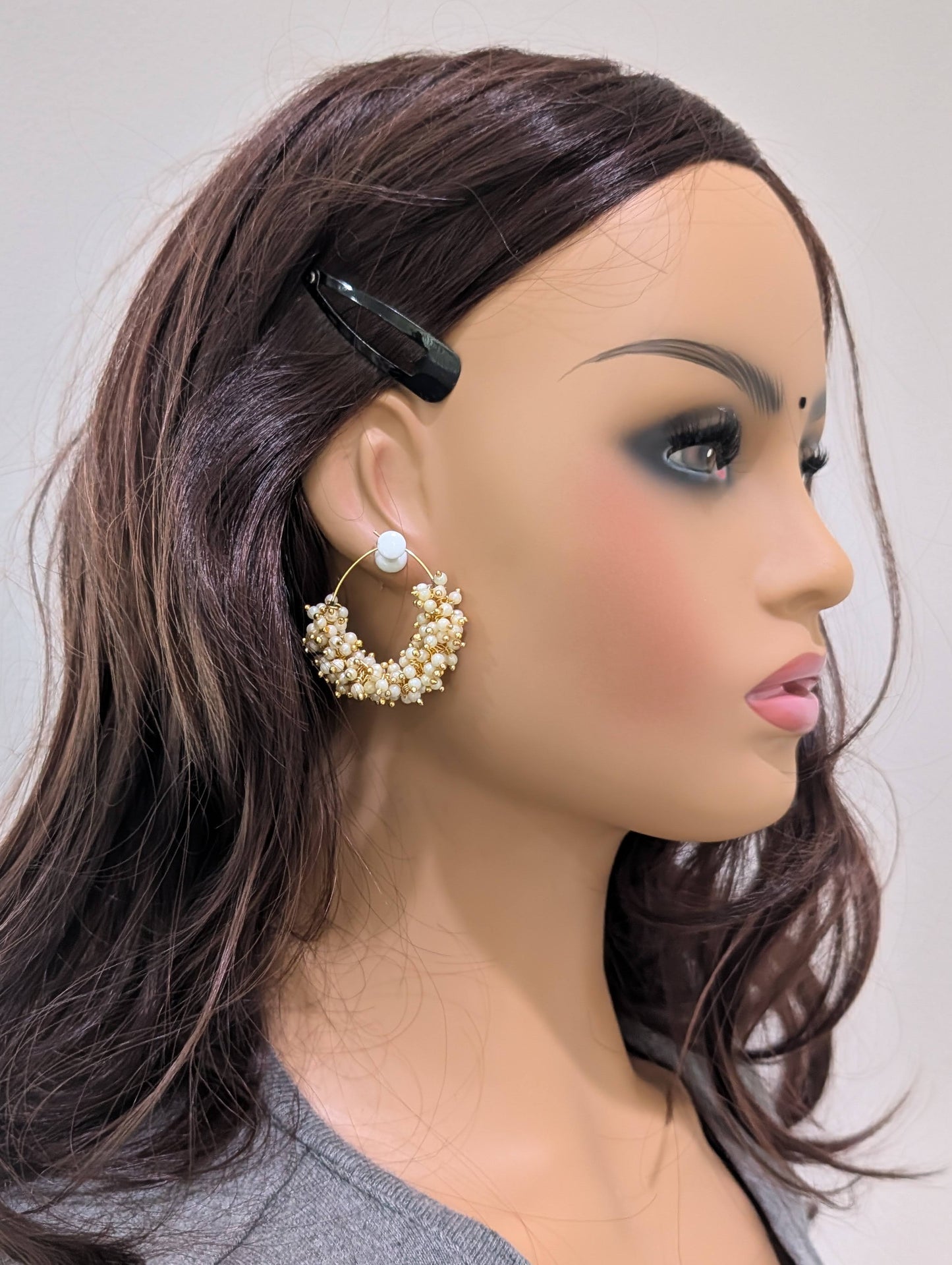 Pearl cluster bead Medium hoop earrings - Simpliful