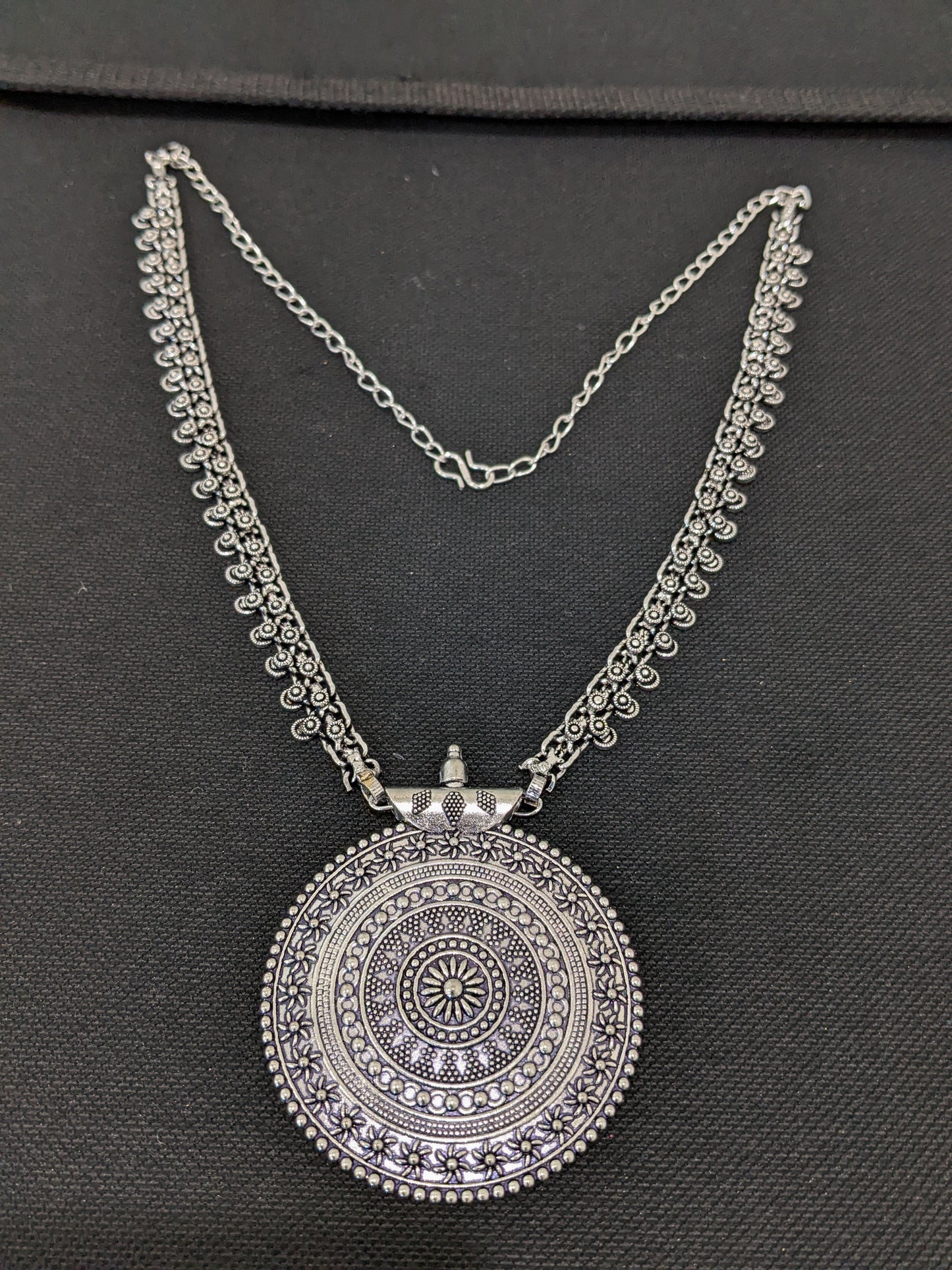 Classic Evergreen design Round Pendant Chain Antique Silver Necklace