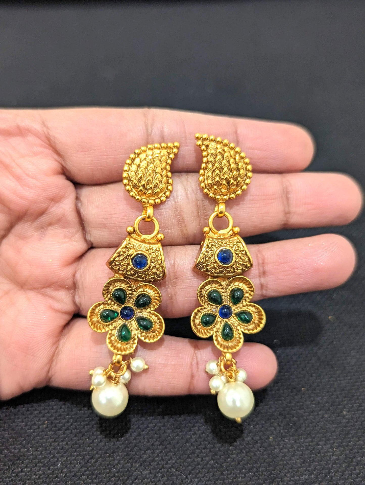 Traditional flower design kemp stone choker necklace and earrings set