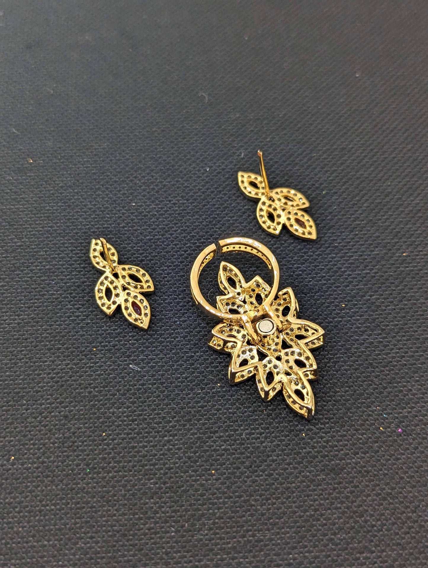 Leaf design Pendant and Stud Earrings Set