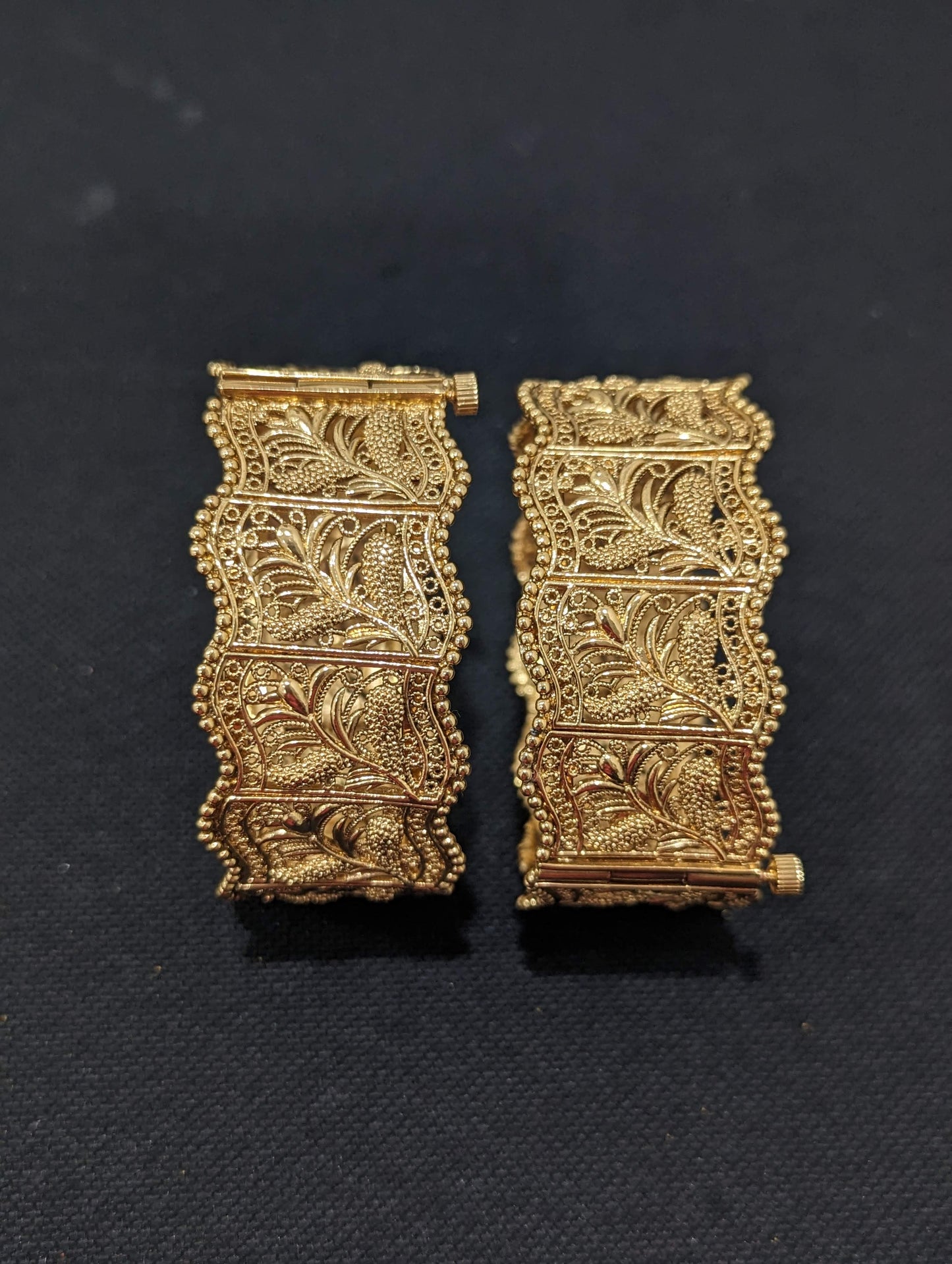 Wavy broad bangles