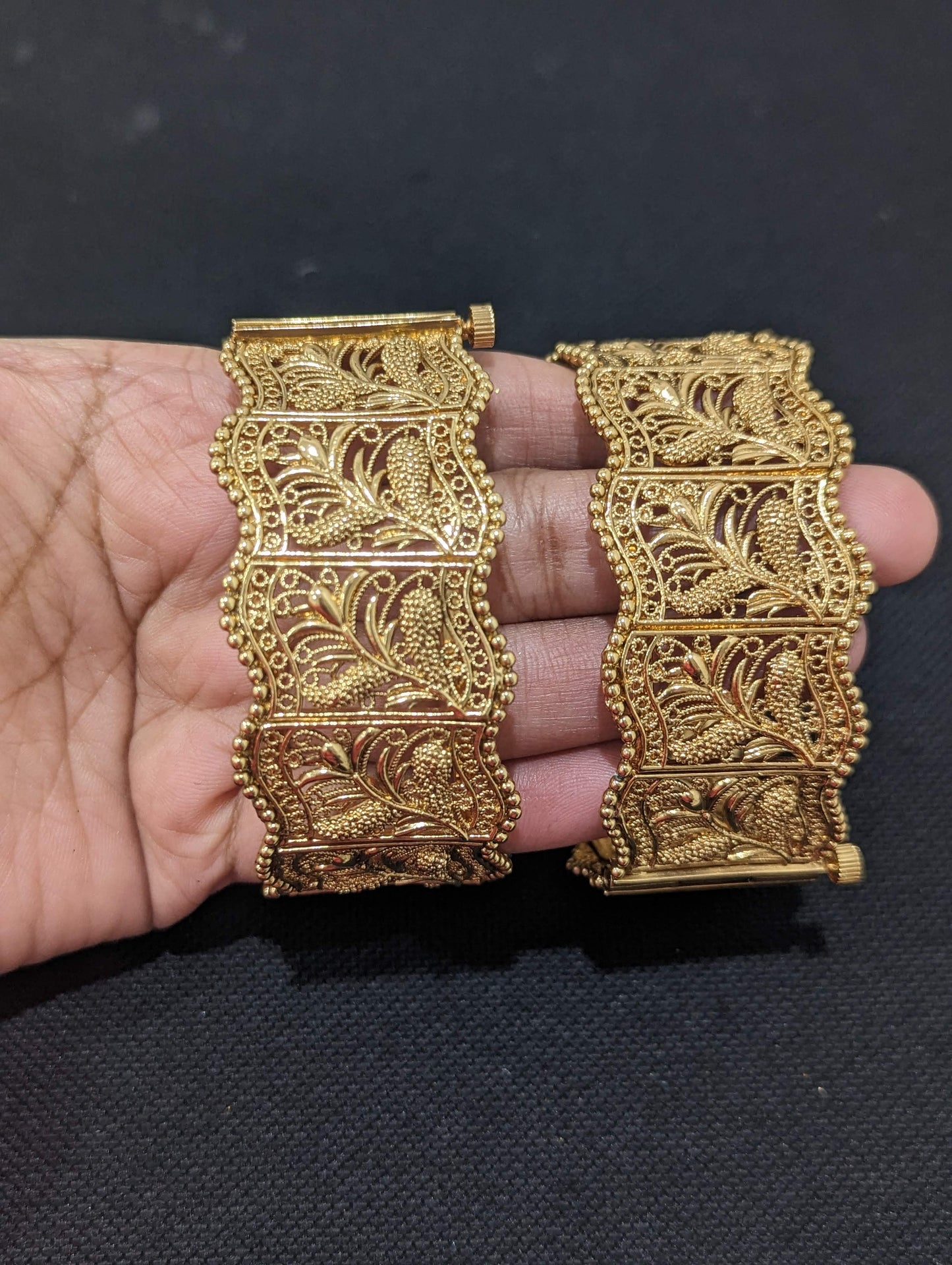 Wavy broad bangles