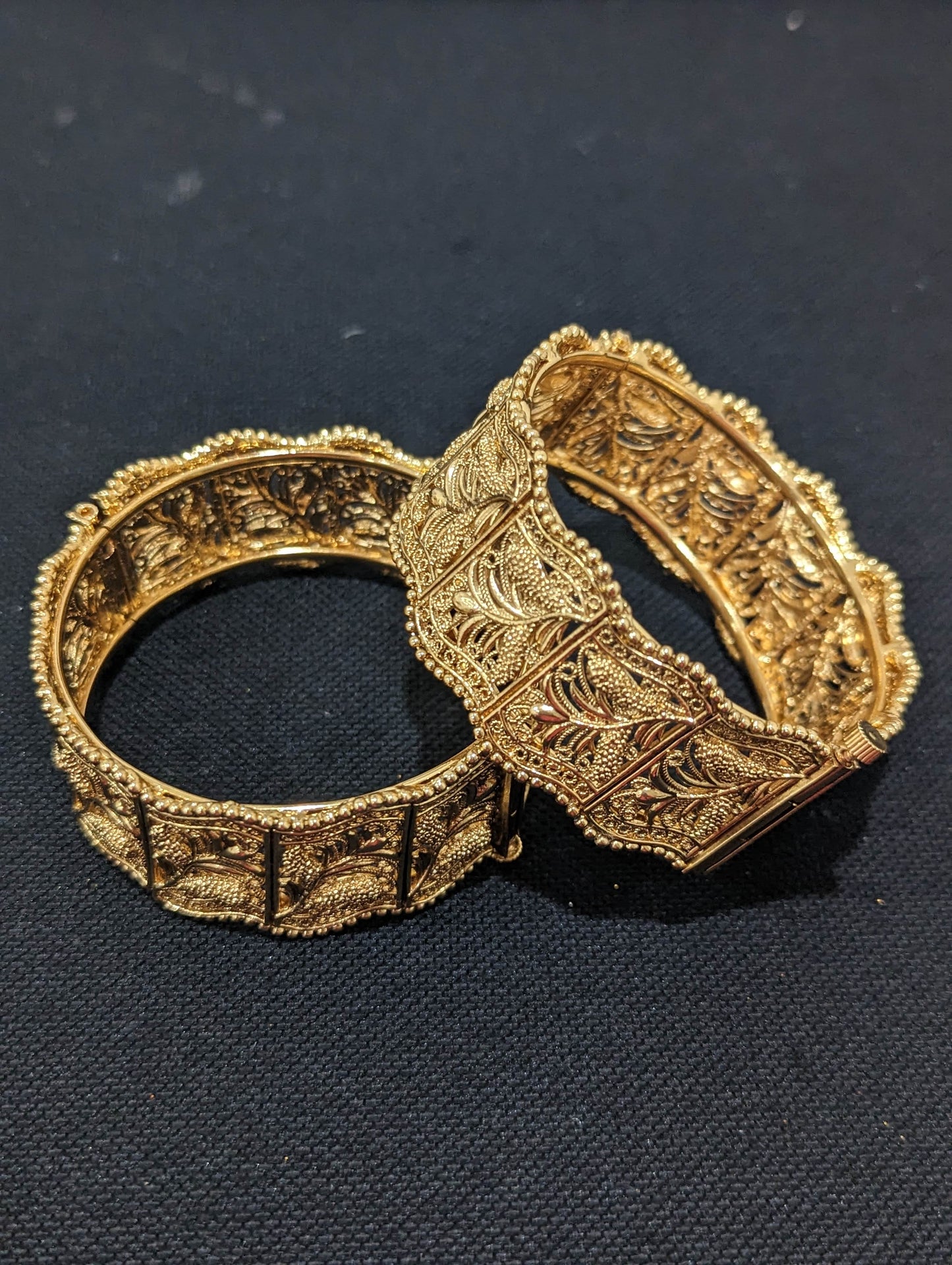Wavy broad bangles