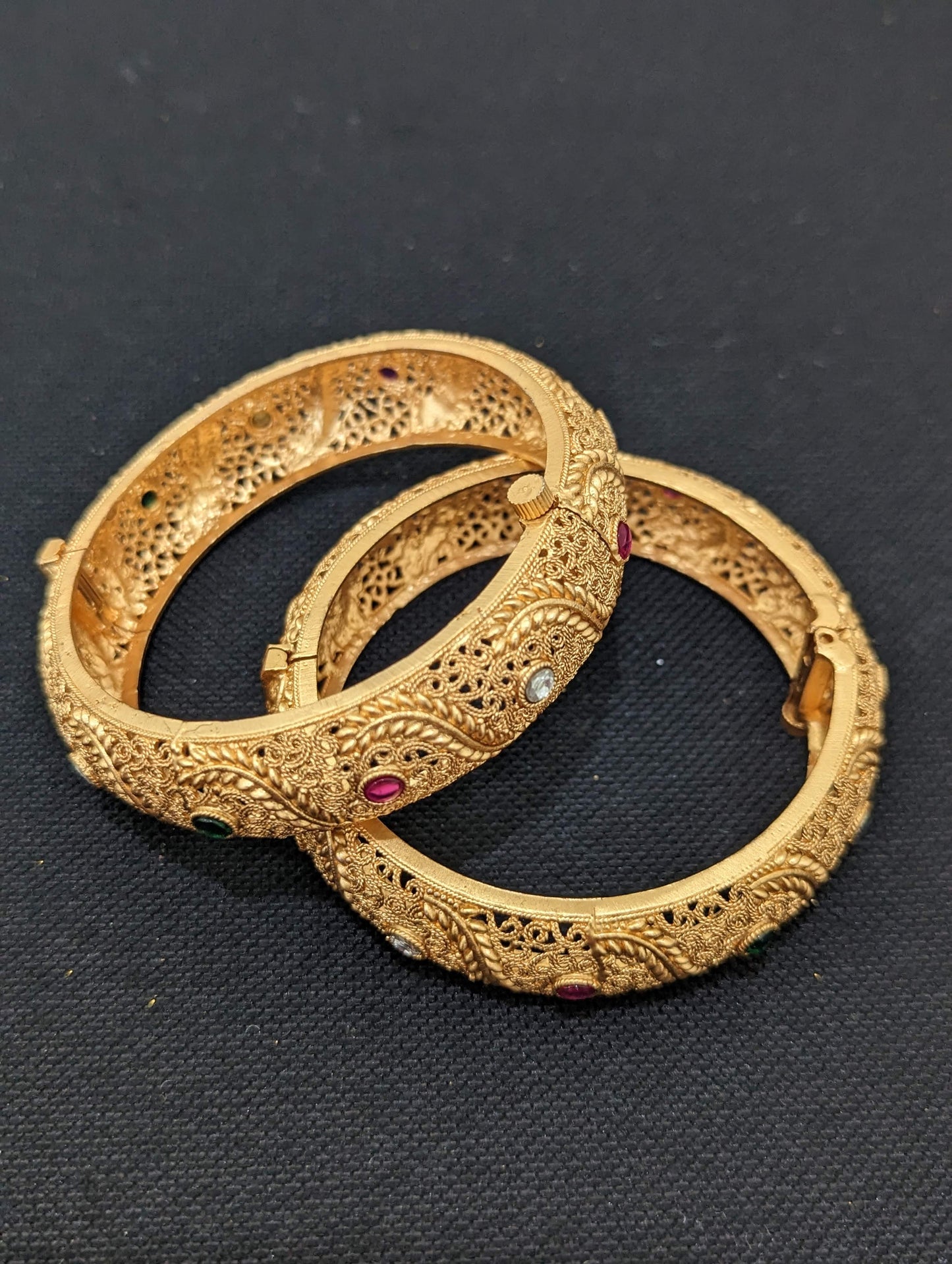 Swirl matte gold broad bangles