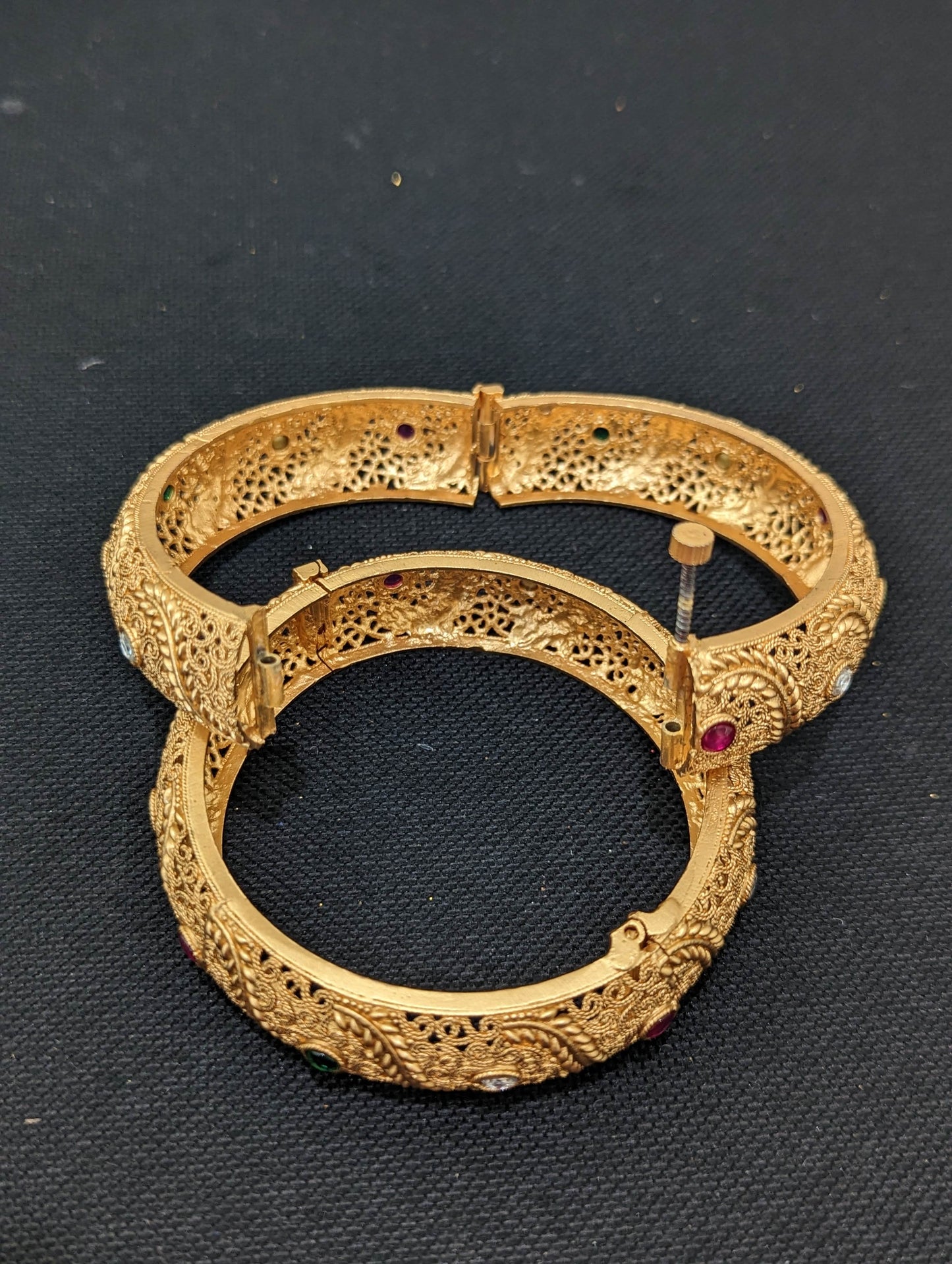 Swirl matte gold broad bangles