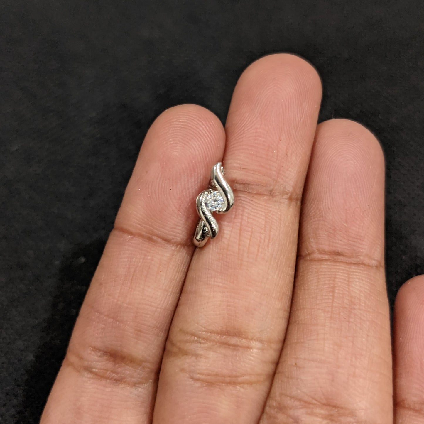 Swirl Small Clip on Nose Pin