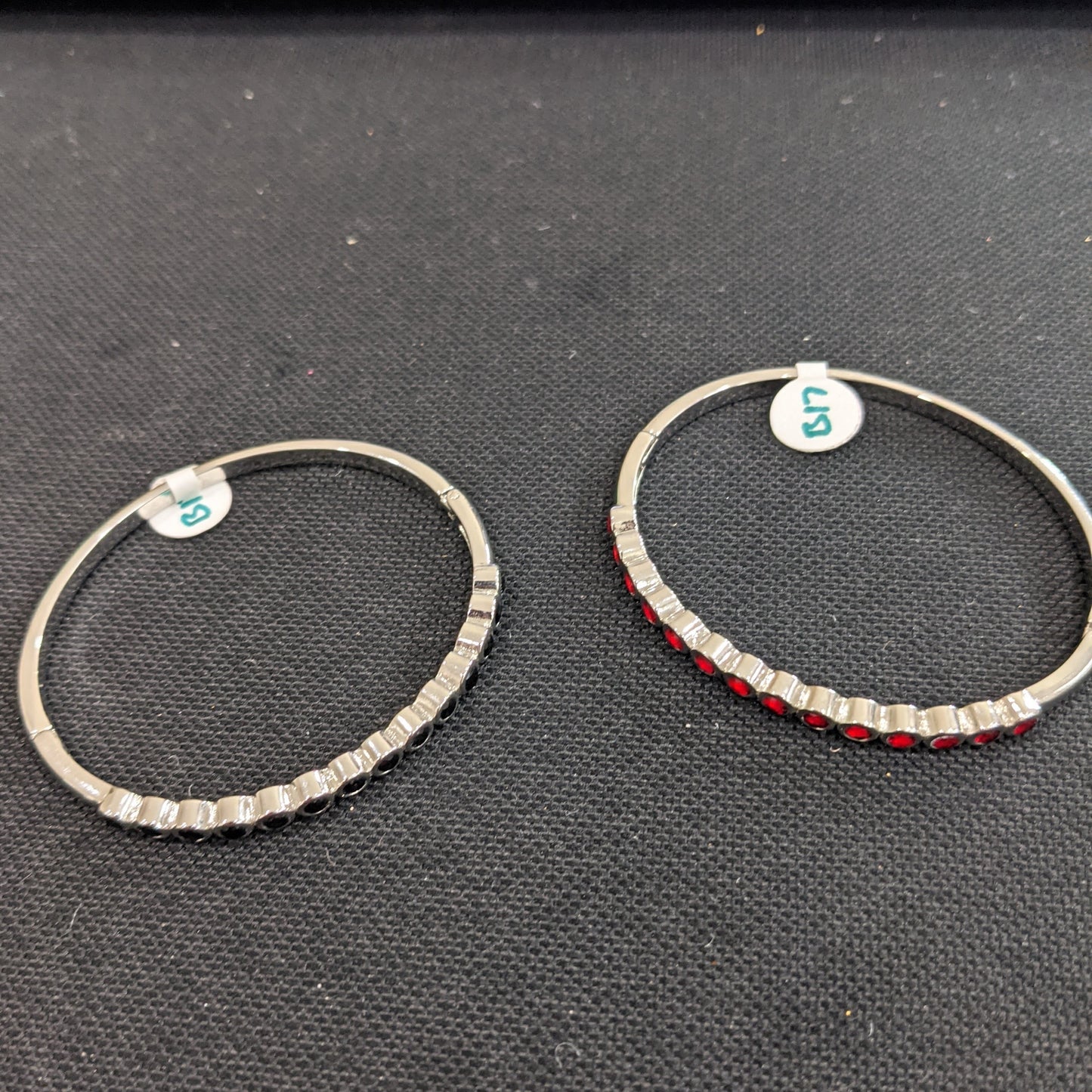 Platinum finish circle design openable Bangle Bracelet - Simpliful