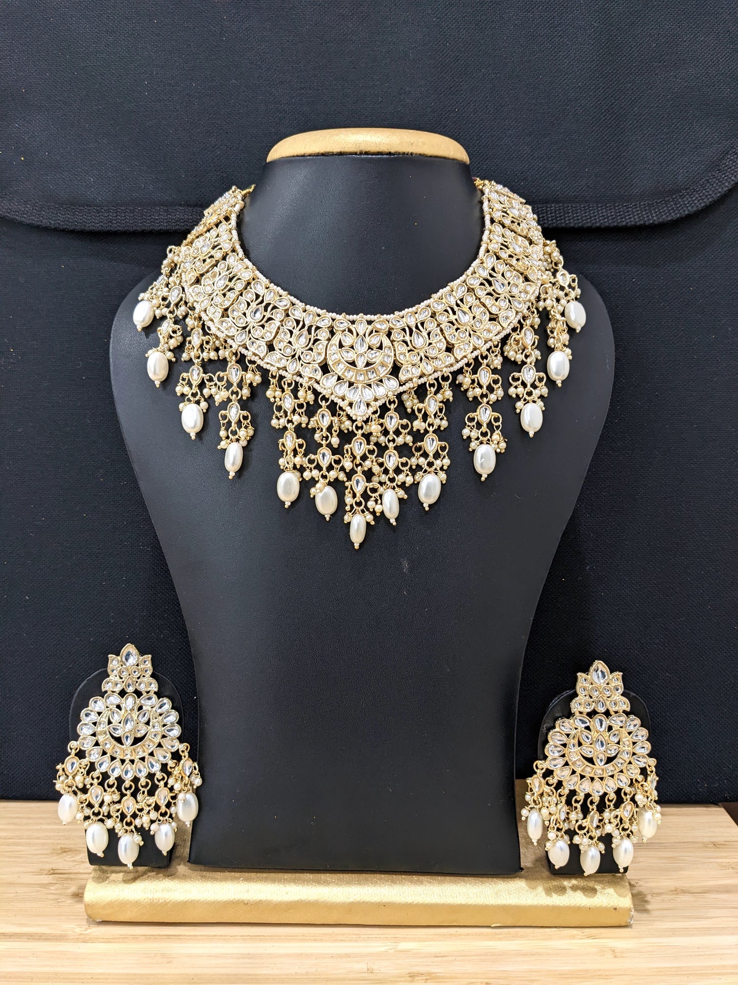 Bold Glass kundan Choker necklace and earrings set