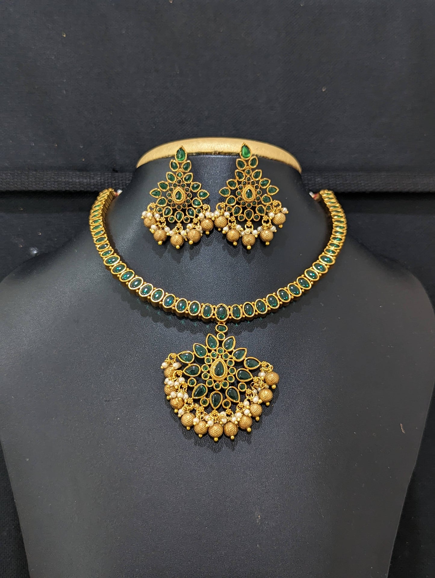Kemp Adigai necklace and earrings set