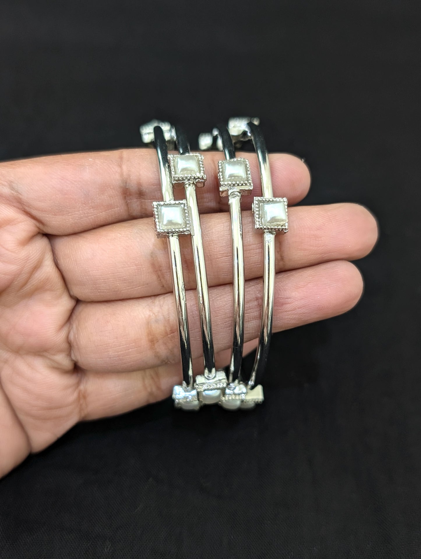 Bright Silver plated - Set of 4 bangles - Square design