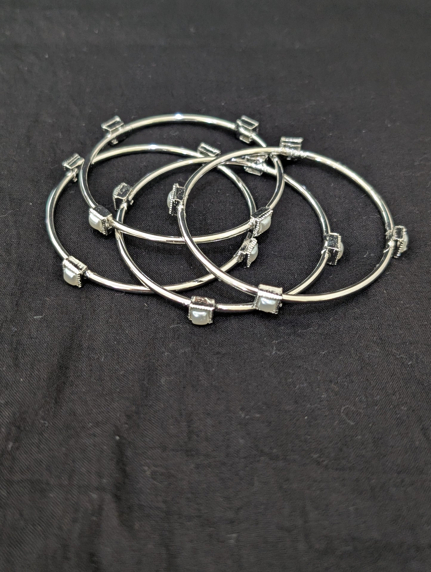 Bright Silver plated - Set of 4 bangles - Square design