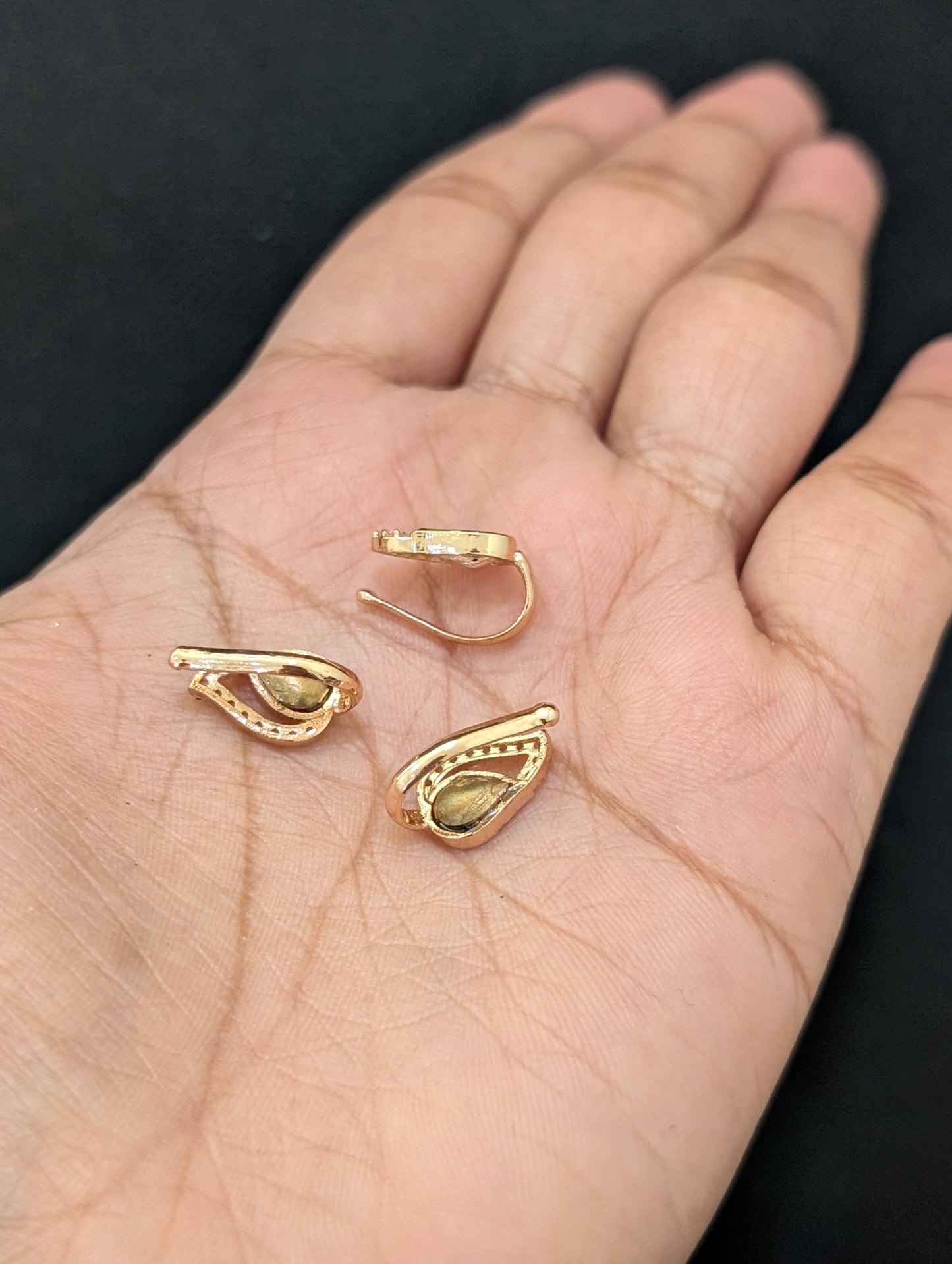 Teardrop design Kundan Nose Pin