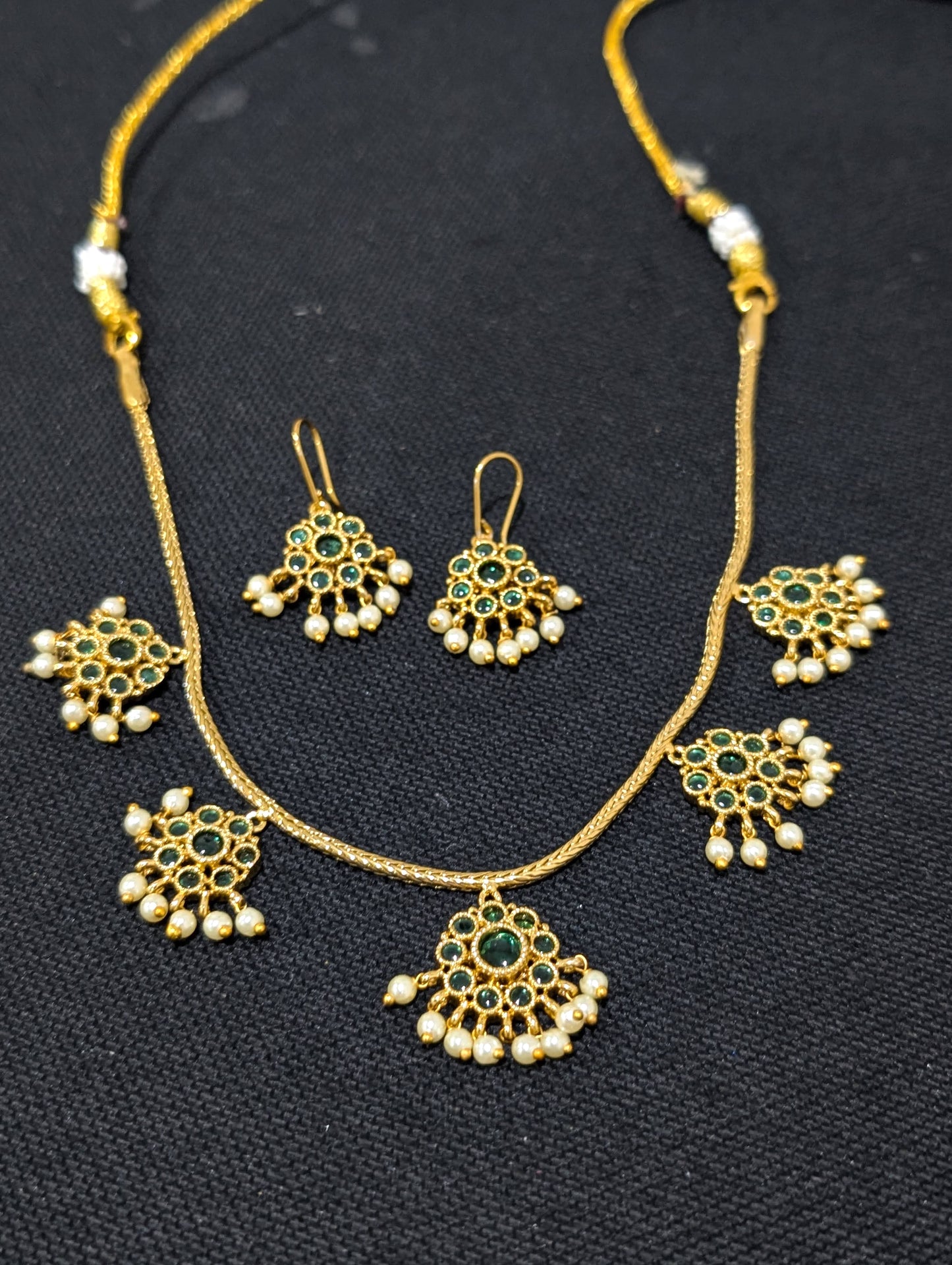 Minimalistic Green Kemp Choker Necklace set