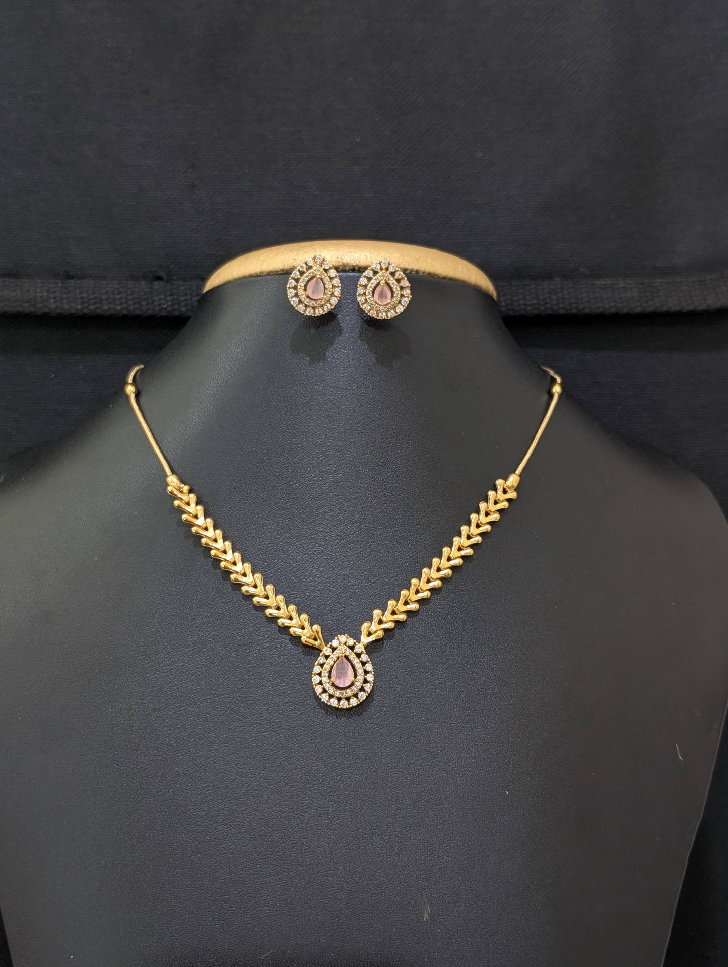 Minimalistic Teardrop Pendnat Choker Necklace set