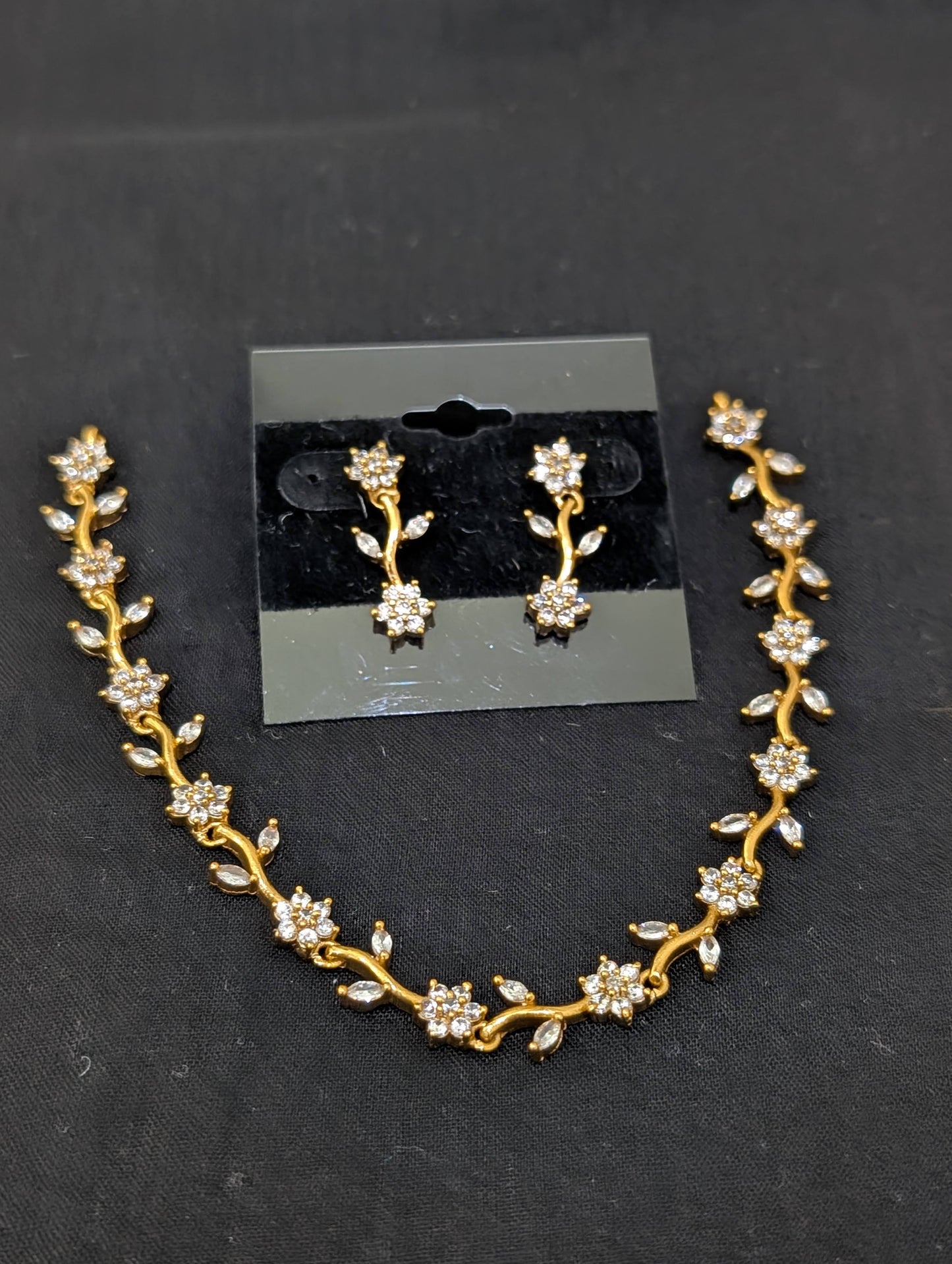 Minimalistic Leaf Choker Necklace set