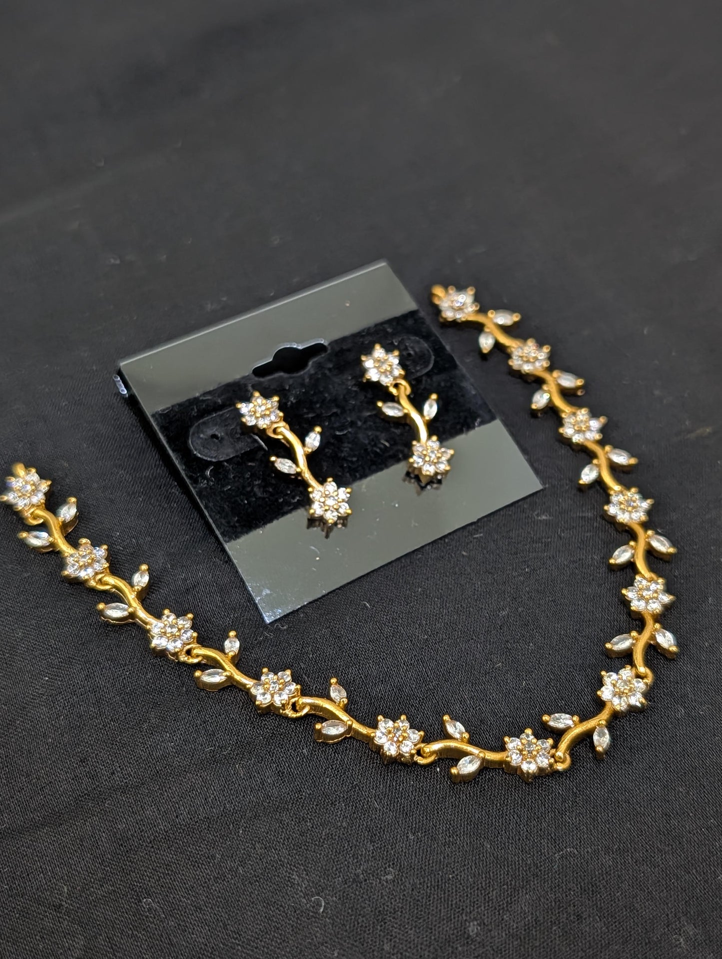 Minimalistic Leaf Choker Necklace set