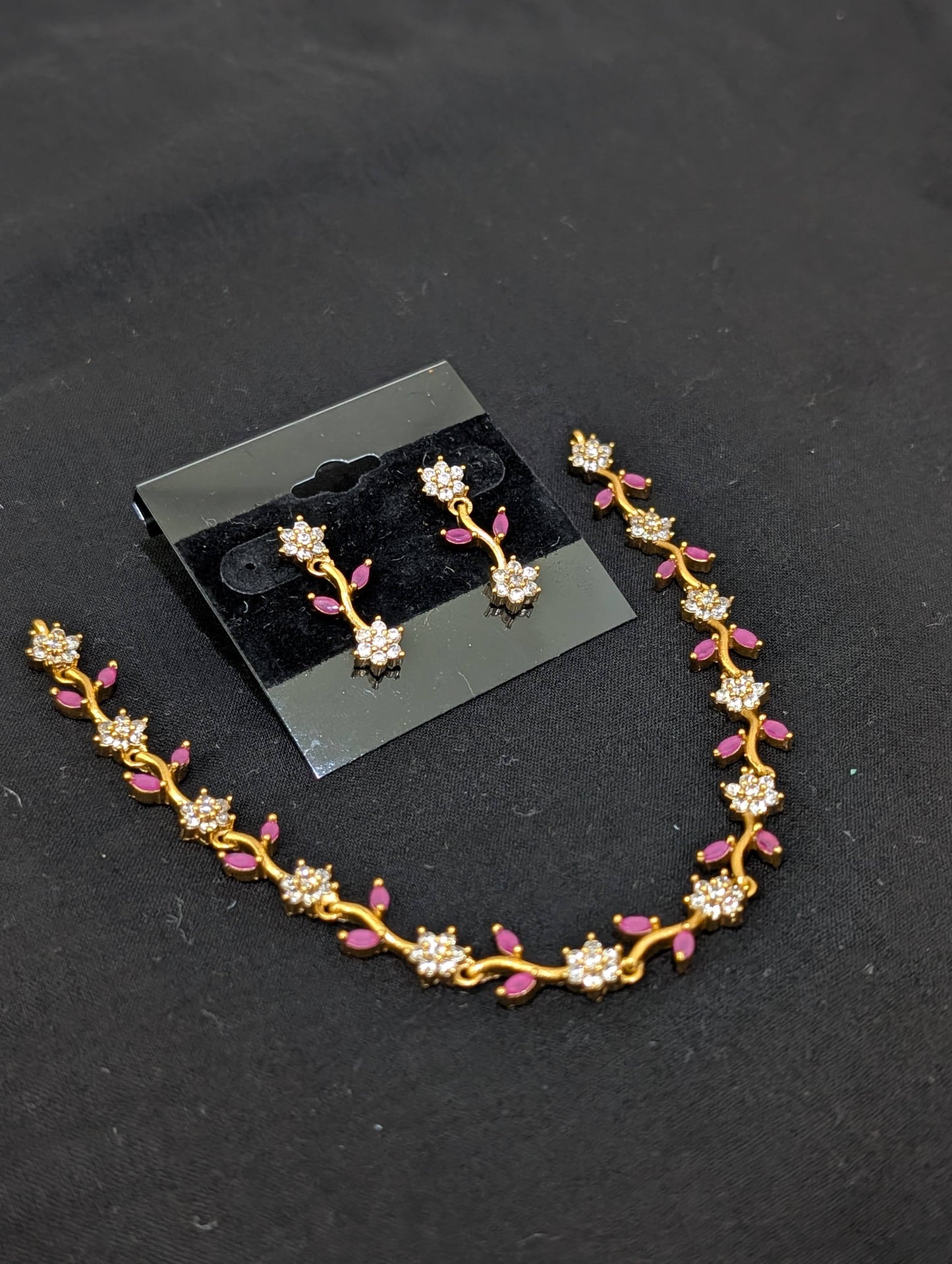 Minimalistic Leaf Choker Necklace set