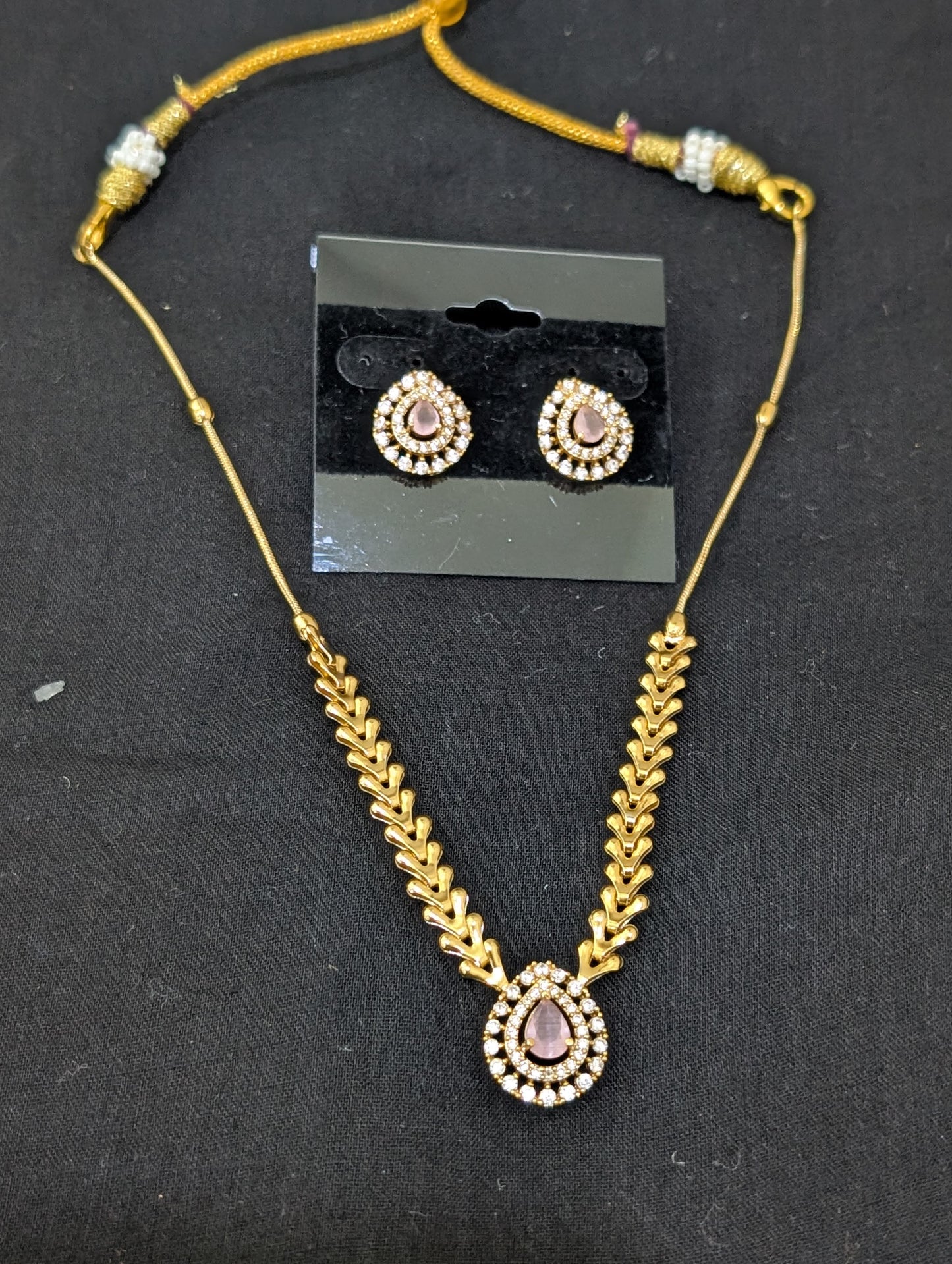 Minimalistic Teardrop Pendnat Choker Necklace set