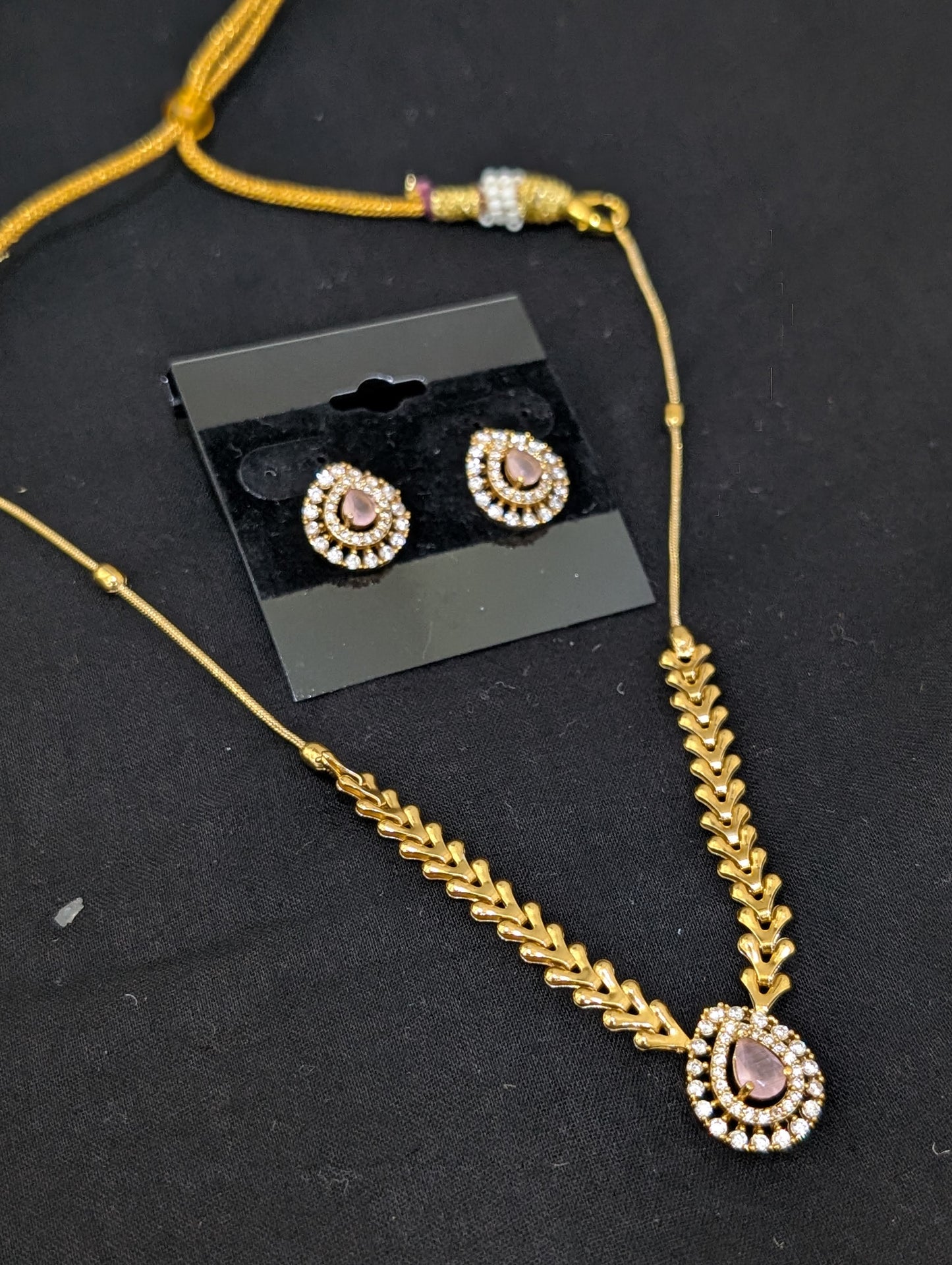 Minimalistic Teardrop Pendnat Choker Necklace set