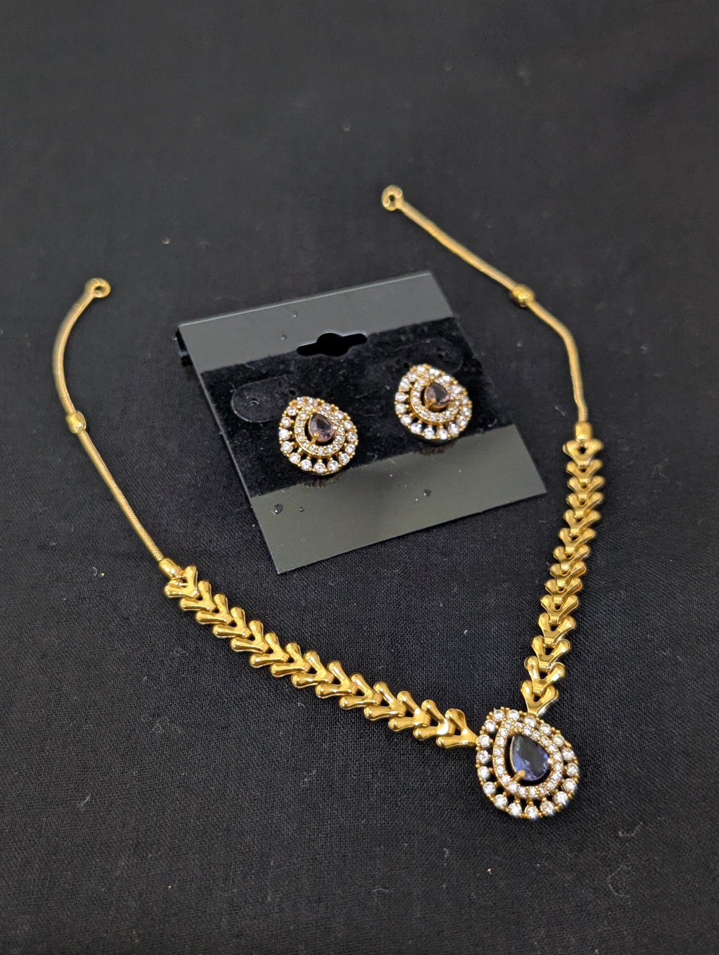 Minimalistic Teardrop Pendnat Choker Necklace set