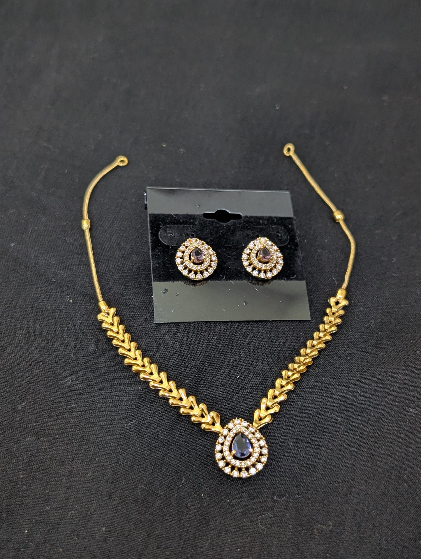 Minimalistic Teardrop Pendnat Choker Necklace set