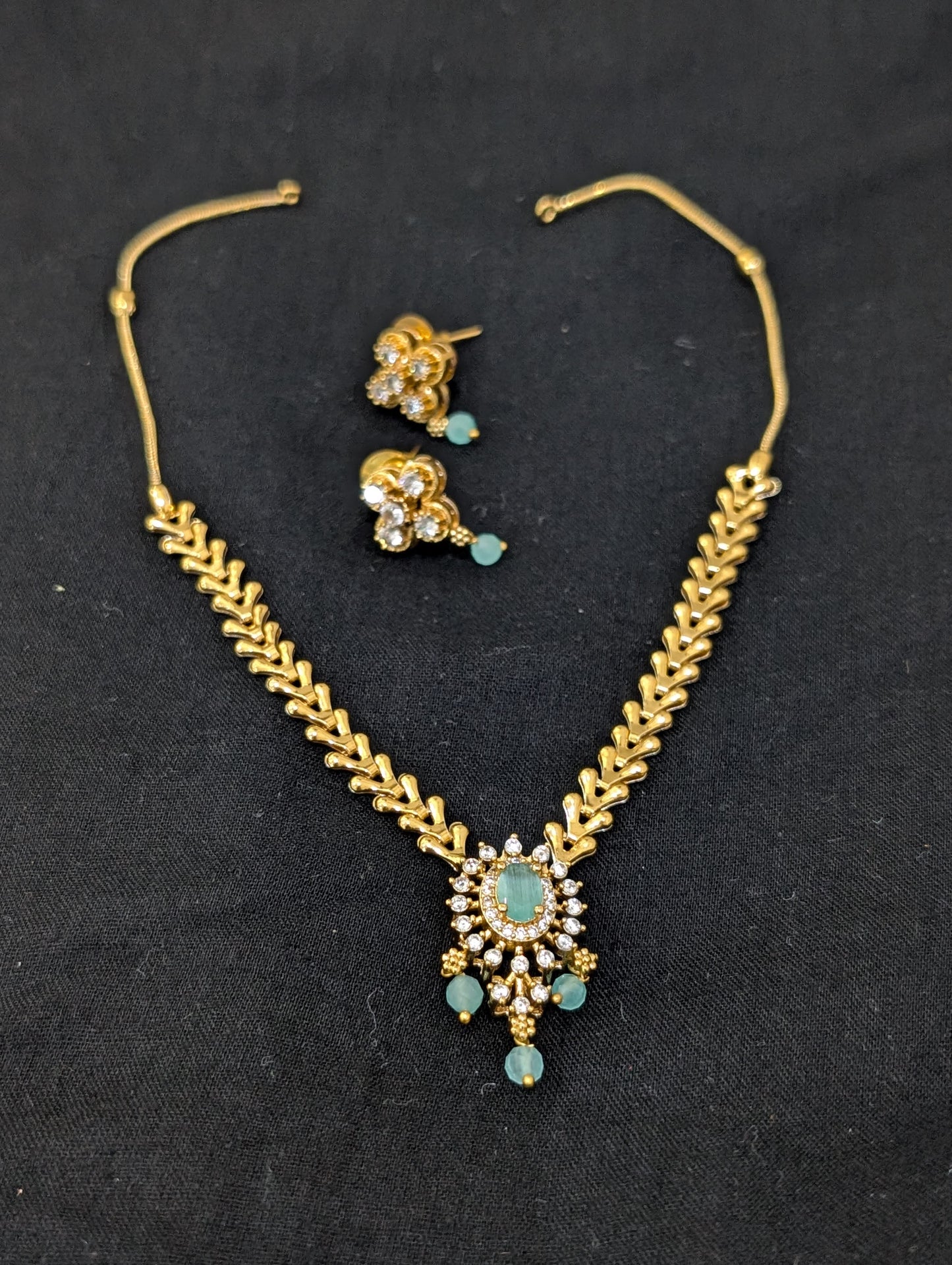 Minimalistic Oval Pendant Choker Necklace set