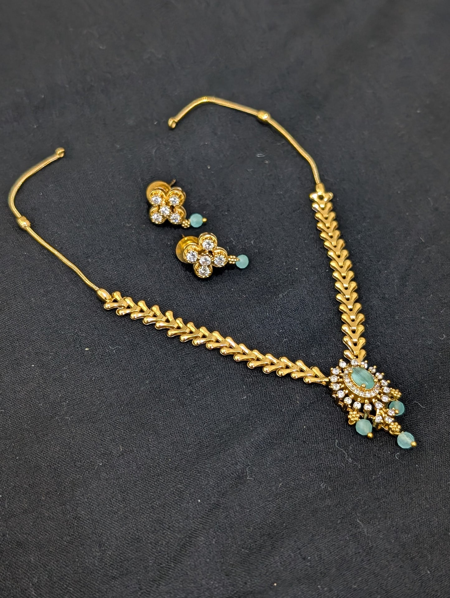Minimalistic Oval Pendant Choker Necklace set