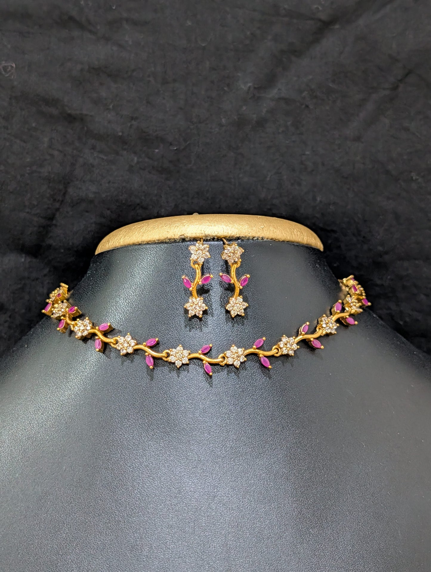 Minimalistic Leaf Choker Necklace set