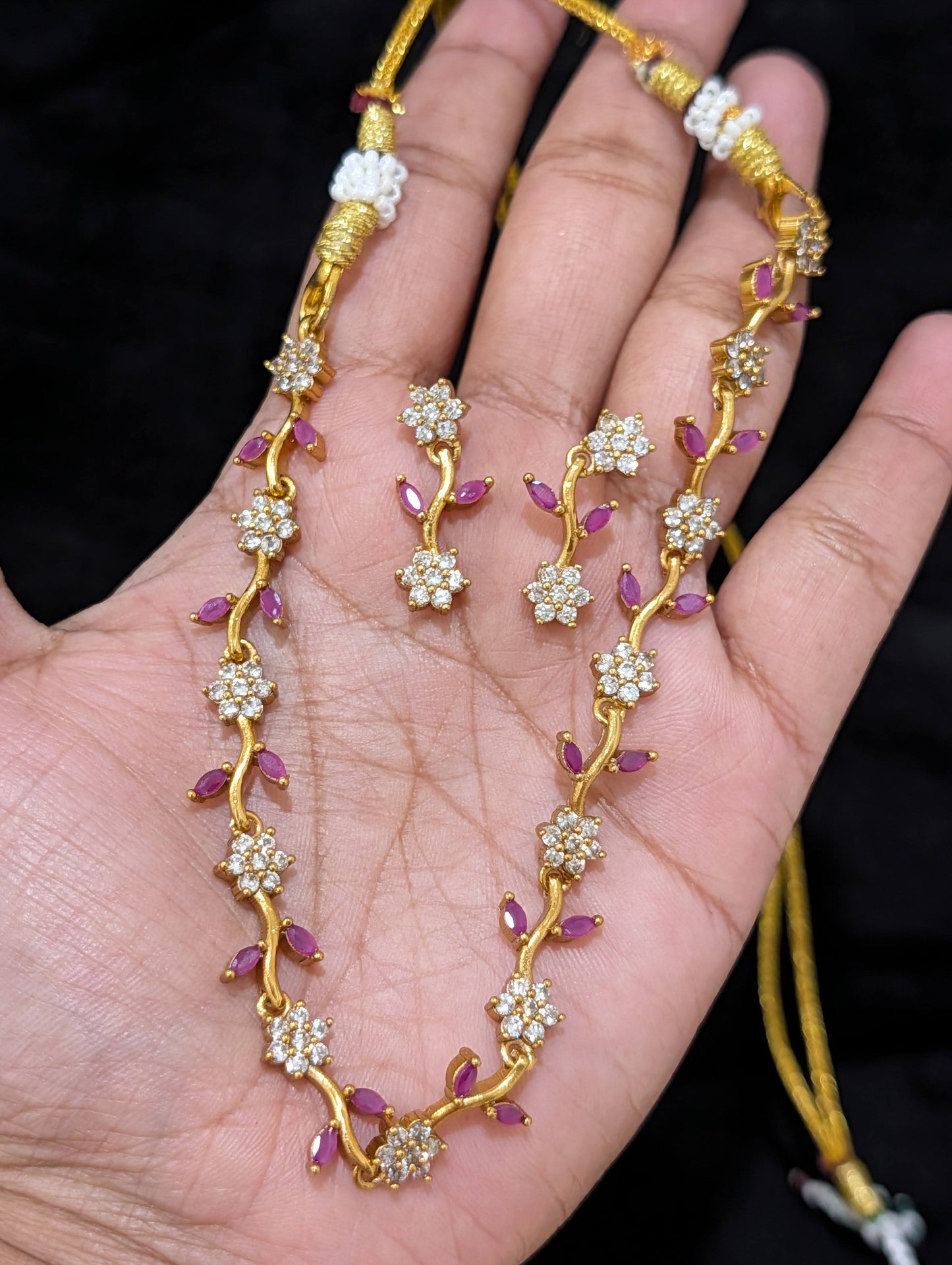 Minimalistic Leaf Choker Necklace set