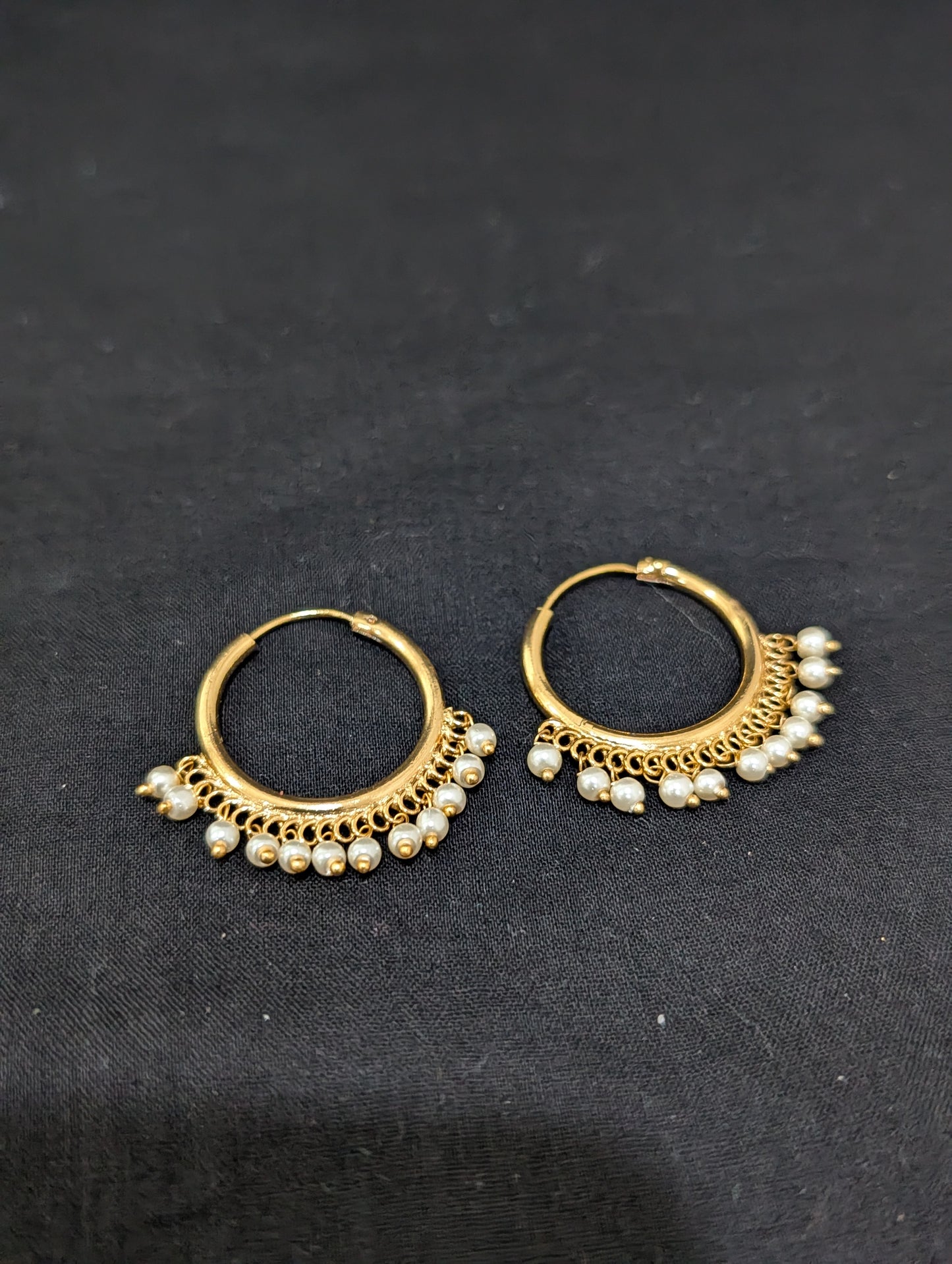 Pearl bead dangle Medium hoop earrings - Simpliful