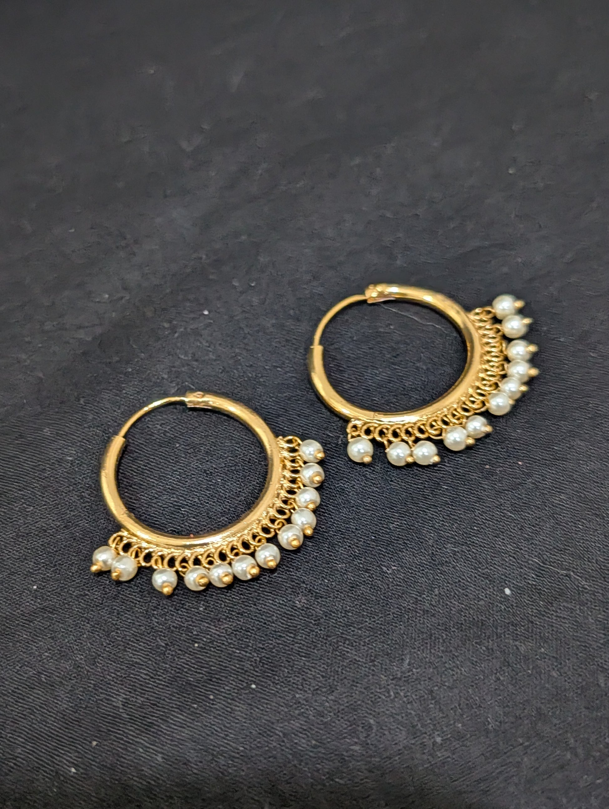 Pearl bead dangle Medium hoop earrings - Simpliful
