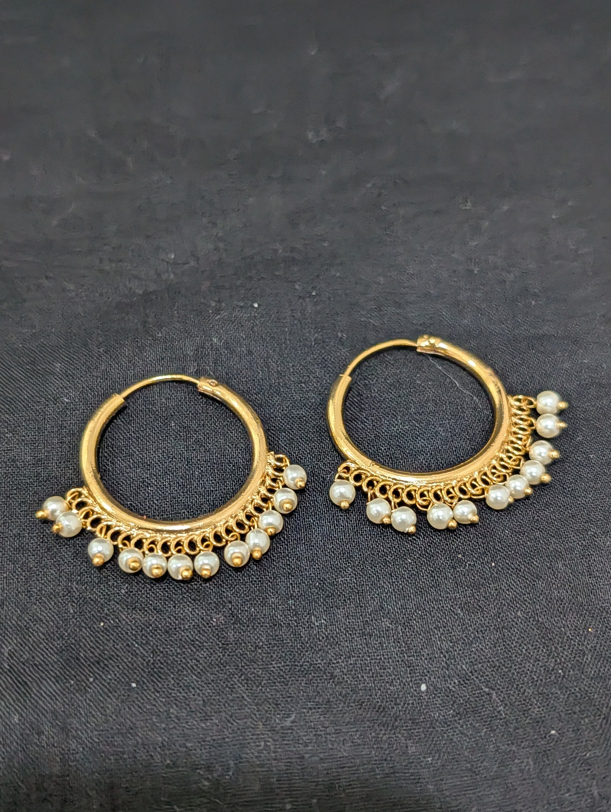 Pearl bead dangle Medium hoop earrings - Simpliful