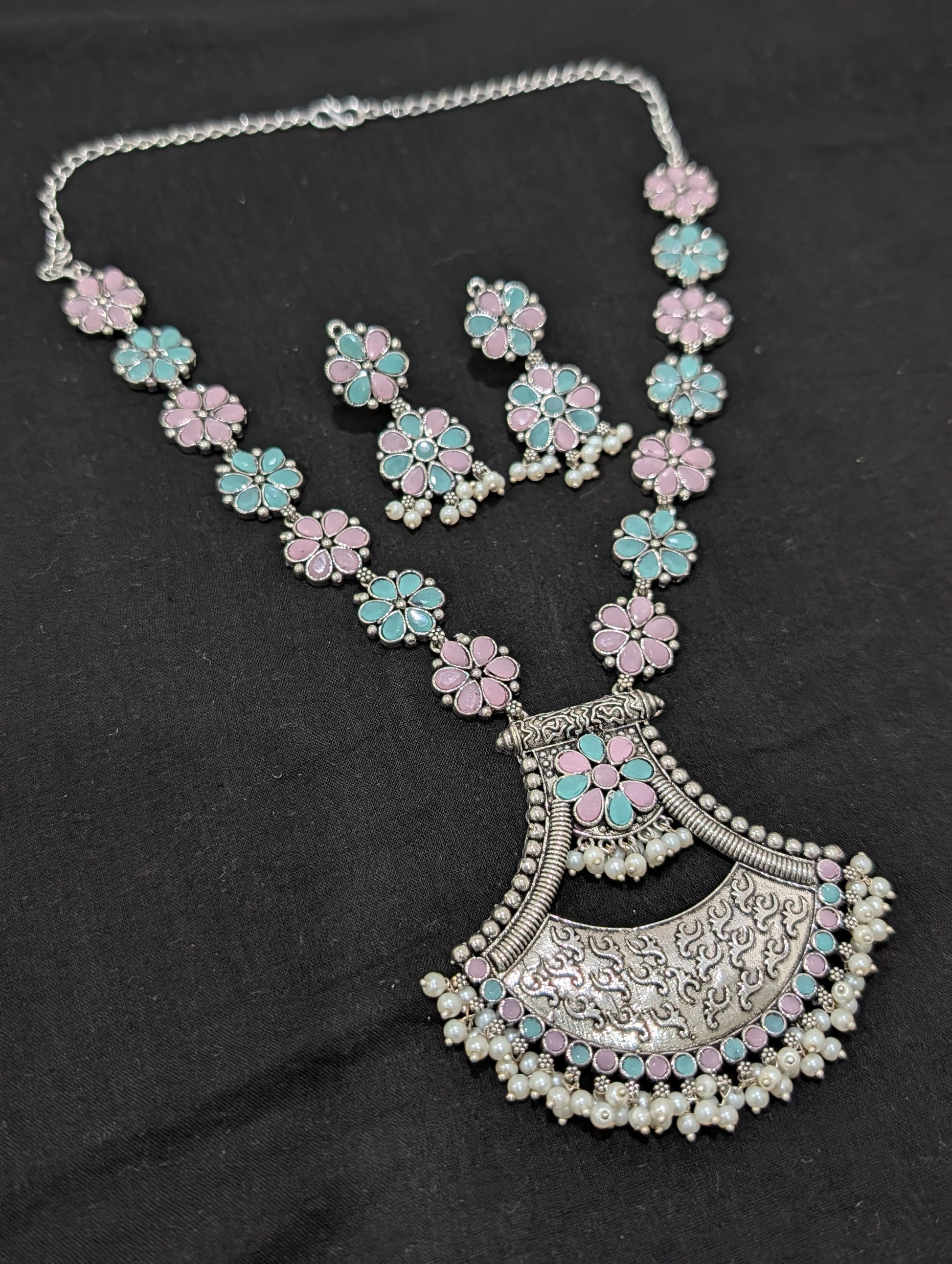 Oxidized Silver Arc design necklace and earrings set - Simpliful