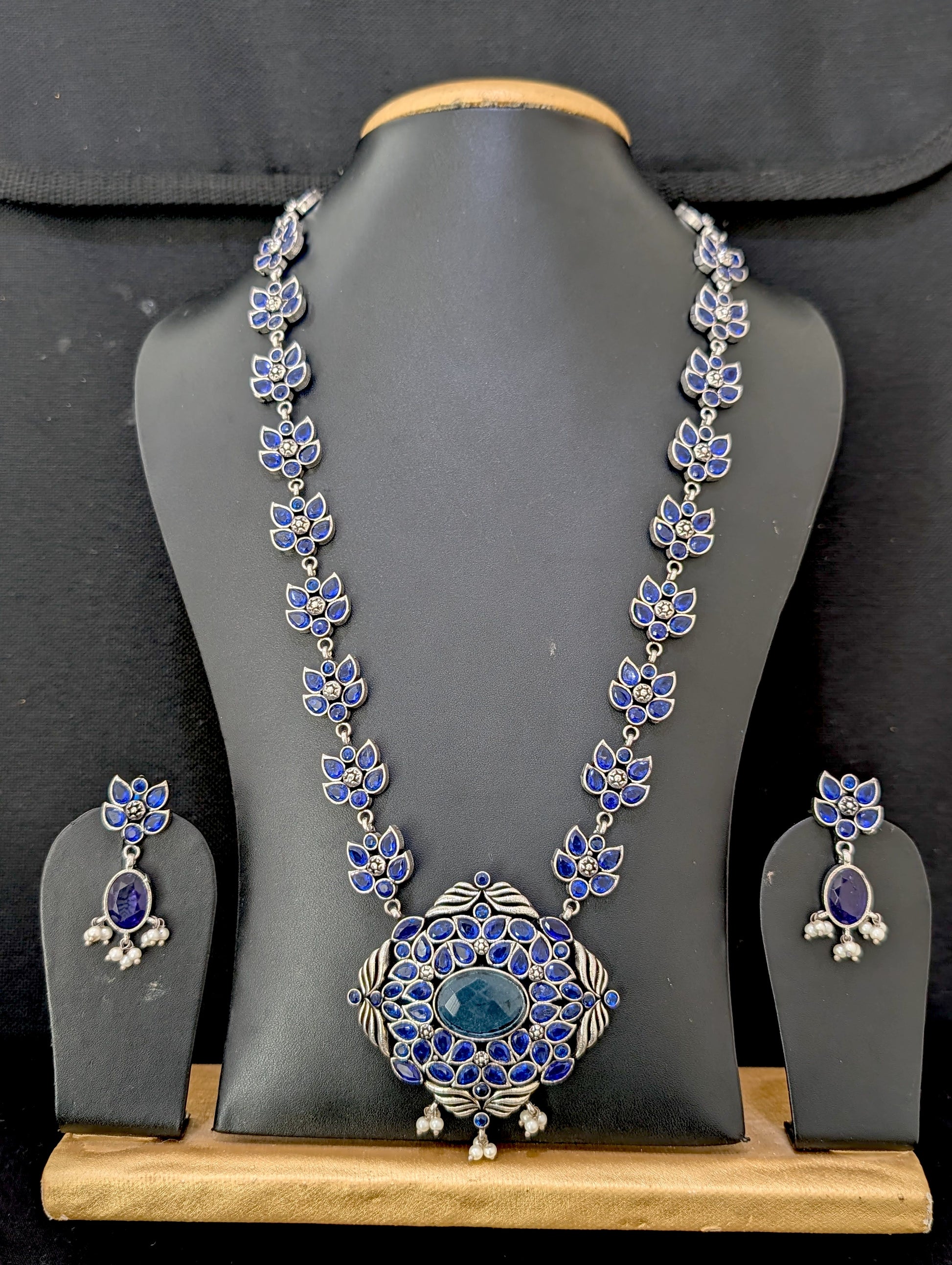 Oxidized Silver Flowery Diamond design Haram and earrings set - Simpliful