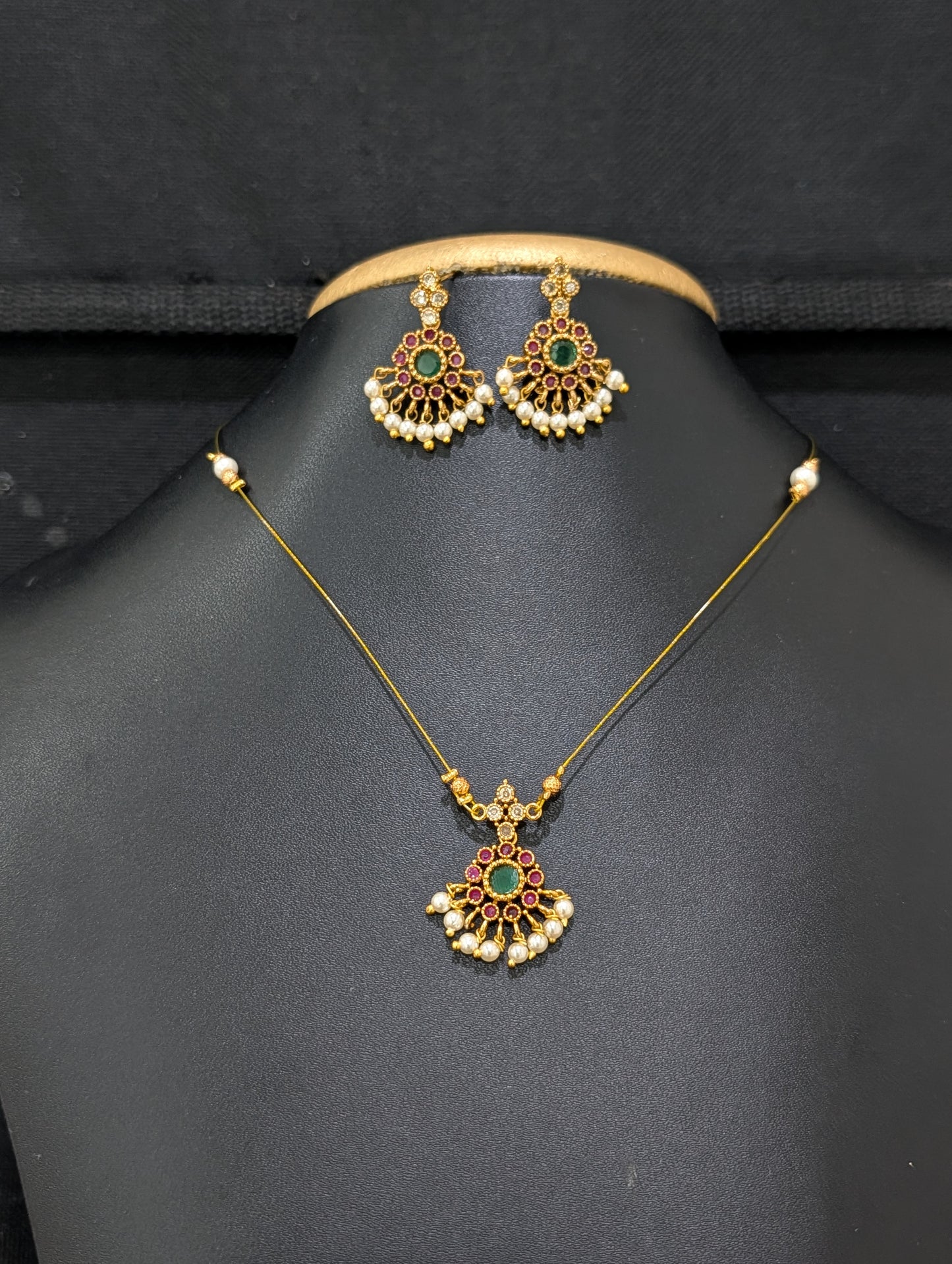 Minimalistic Flower Pendant Invisible Chain Necklace set