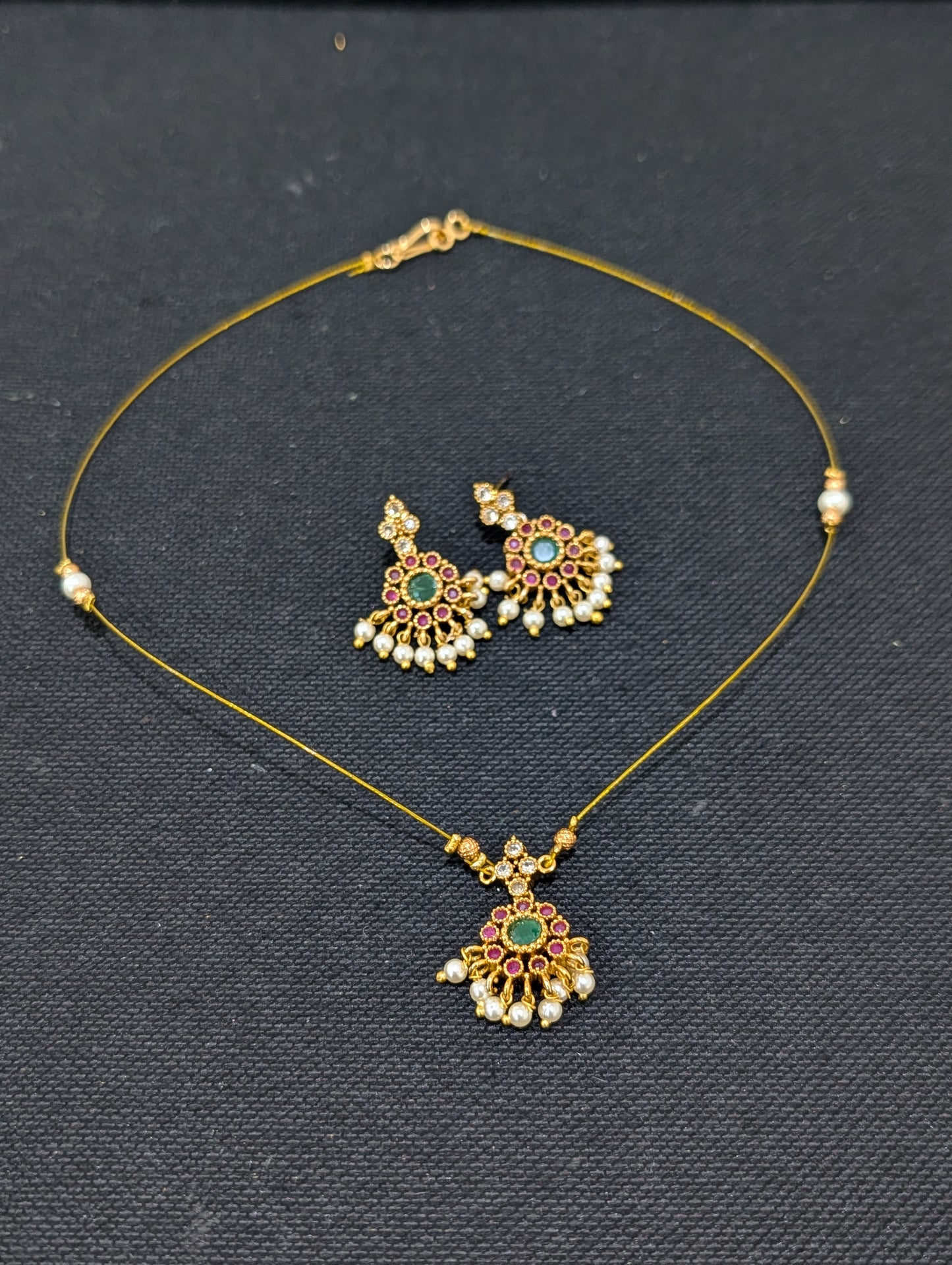 Minimalistic Flower Pendant Invisible Chain Necklace set