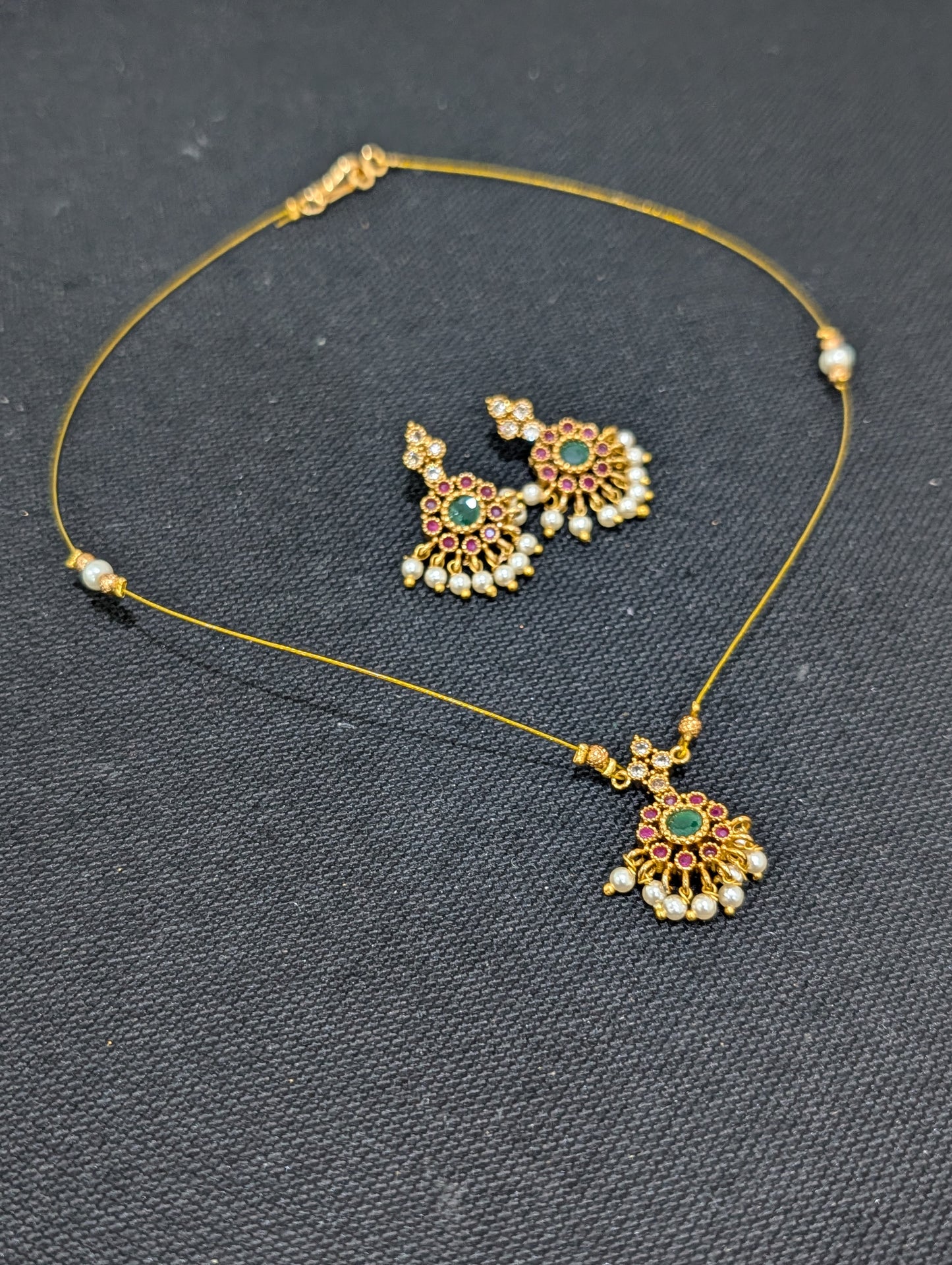 Minimalistic Flower Pendant Invisible Chain Necklace set