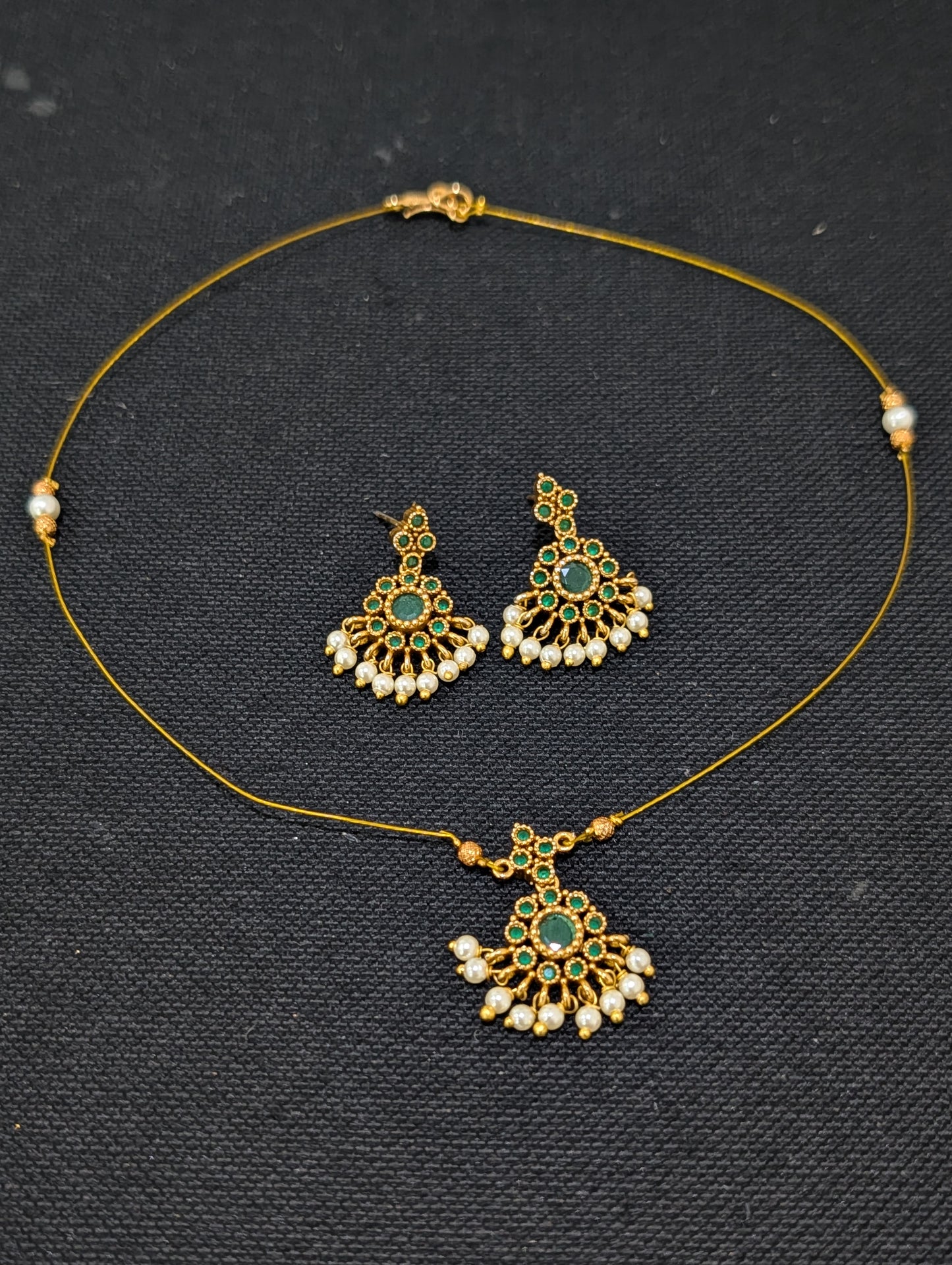 Minimalistic Flower Pendant Invisible Chain Necklace set